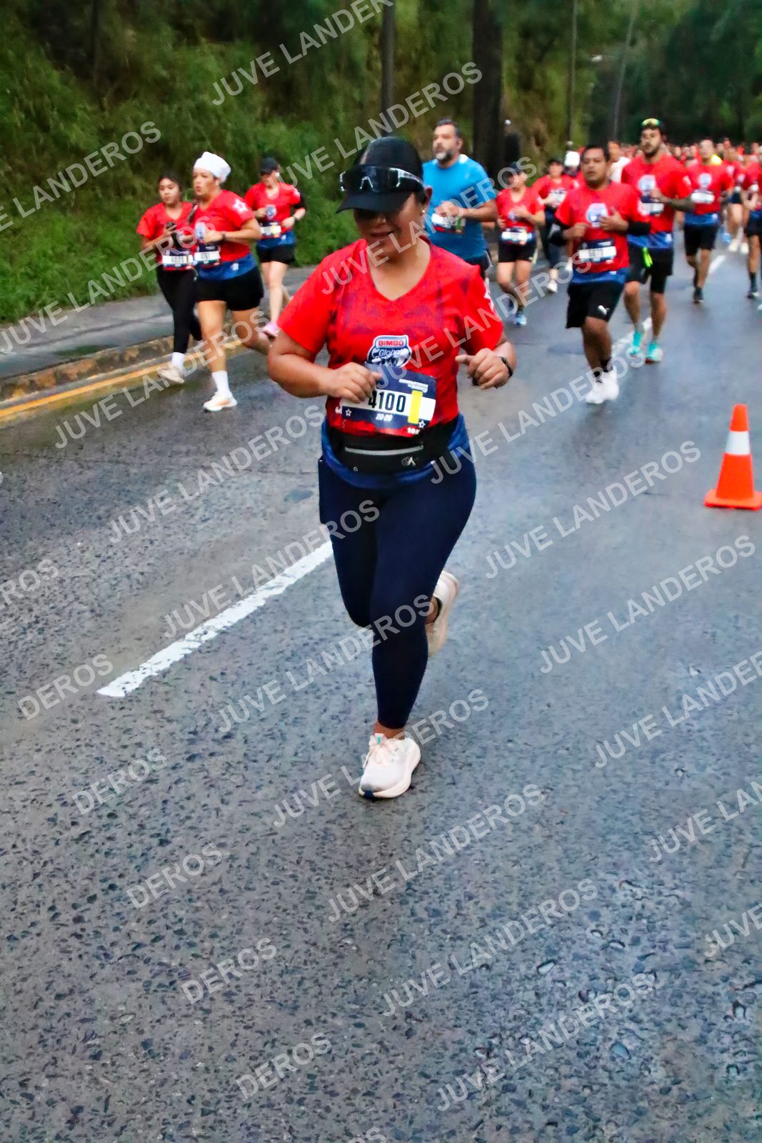 Foto de la CARRERA BIMBO GLOBAL RACE GUADALAJARA en Centro Comercial Andares, Blvd. Puerta de Hierro 4965, Zapopan a las 04:48 · dorsal 4100