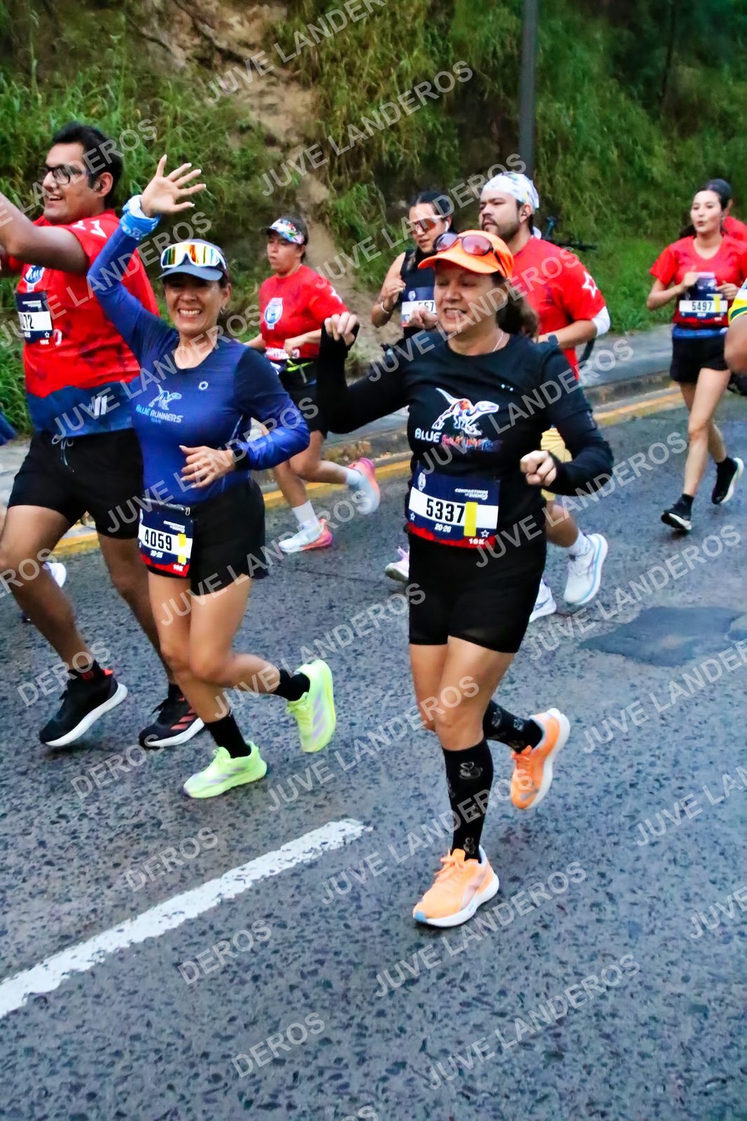 Foto de la CARRERA BIMBO GLOBAL RACE GUADALAJARA en Centro Comercial Andares, Blvd. Puerta de Hierro 4965, Zapopan a las 04:49 · dorsal 5337, 4059, 5497, 72