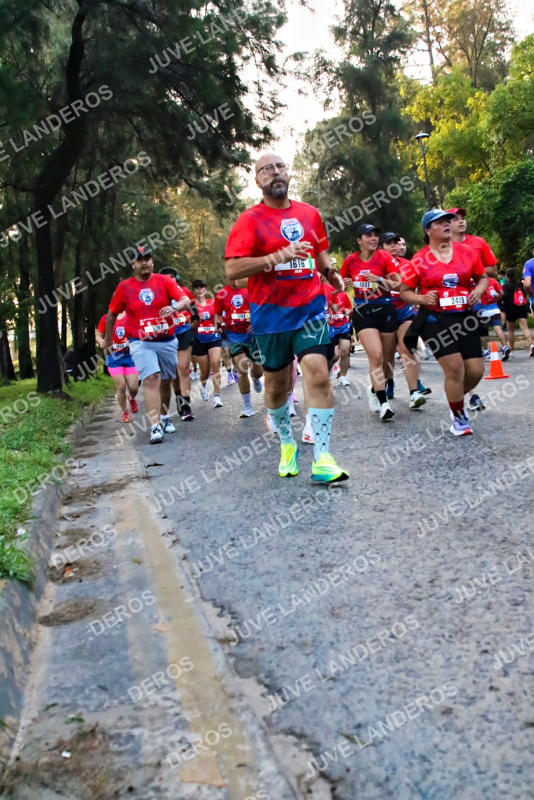 Foto de la CARRERA BIMBO GLOBAL RACE GUADALAJARA en Centro Comercial Andares, Blvd. Puerta de Hierro 4965, Zapopan a las 06:58 · dorsal 2419, 1616, 160, 3368