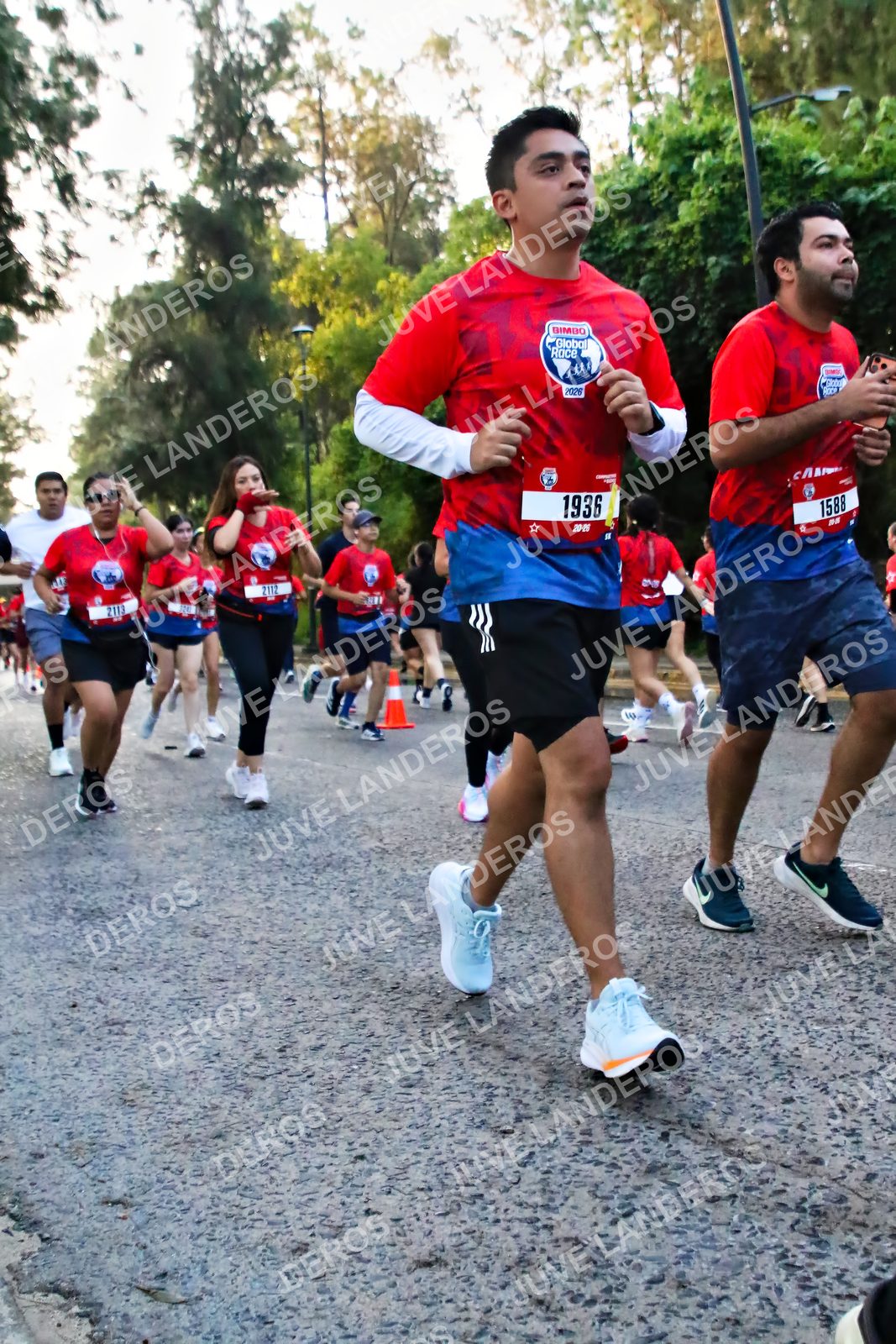 Foto de la CARRERA BIMBO GLOBAL RACE GUADALAJARA en Centro Comercial Andares, Blvd. Puerta de Hierro 4965, Zapopan a las 06:57 · dorsal 1936, 1588, 2112, 2113