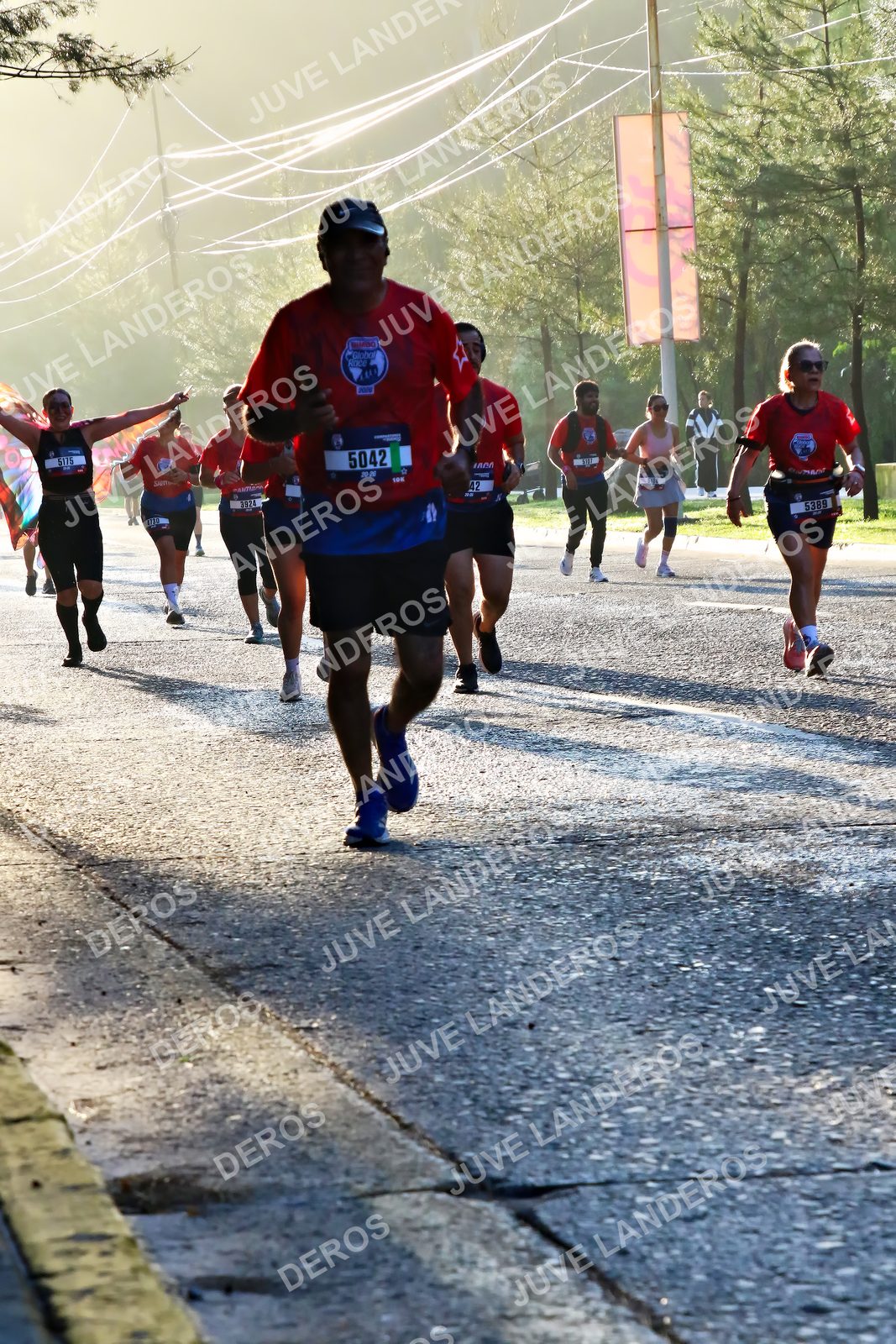 Foto de la CARRERA BIMBO GLOBAL RACE GUADALAJARA en Centro Comercial Andares, Blvd. Puerta de Hierro 4965, Zapopan a las 07:26 · dorsal 5042, 5389, 5175, 3924