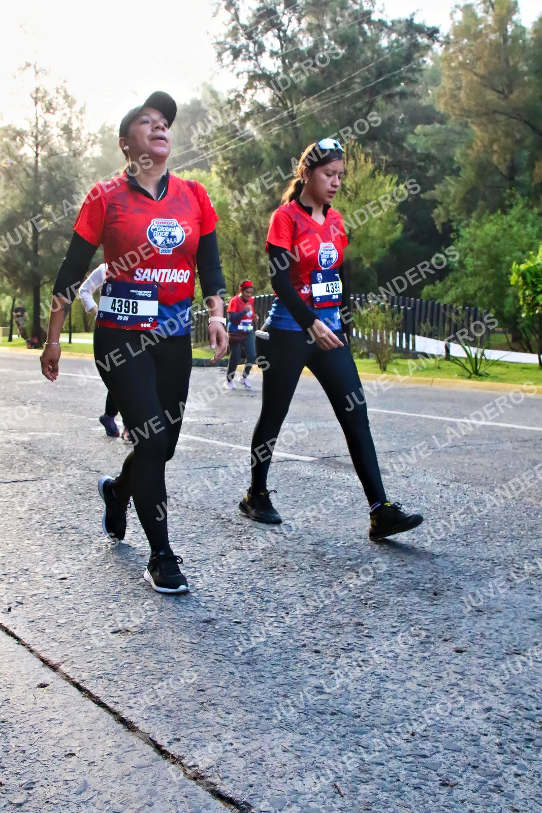 Foto de la CARRERA BIMBO GLOBAL RACE GUADALAJARA en Centro Comercial Andares, Blvd. Puerta de Hierro 4965, Zapopan a las 07:38 · dorsal 4398, 4399