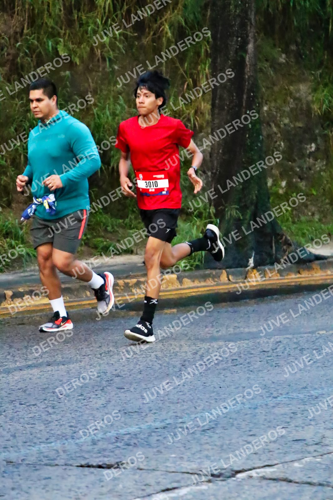 Foto de la CARRERA BIMBO GLOBAL RACE GUADALAJARA en Centro Comercial Andares, Blvd. Puerta de Hierro 4965, Zapopan a las 04:54 · dorsal 3010