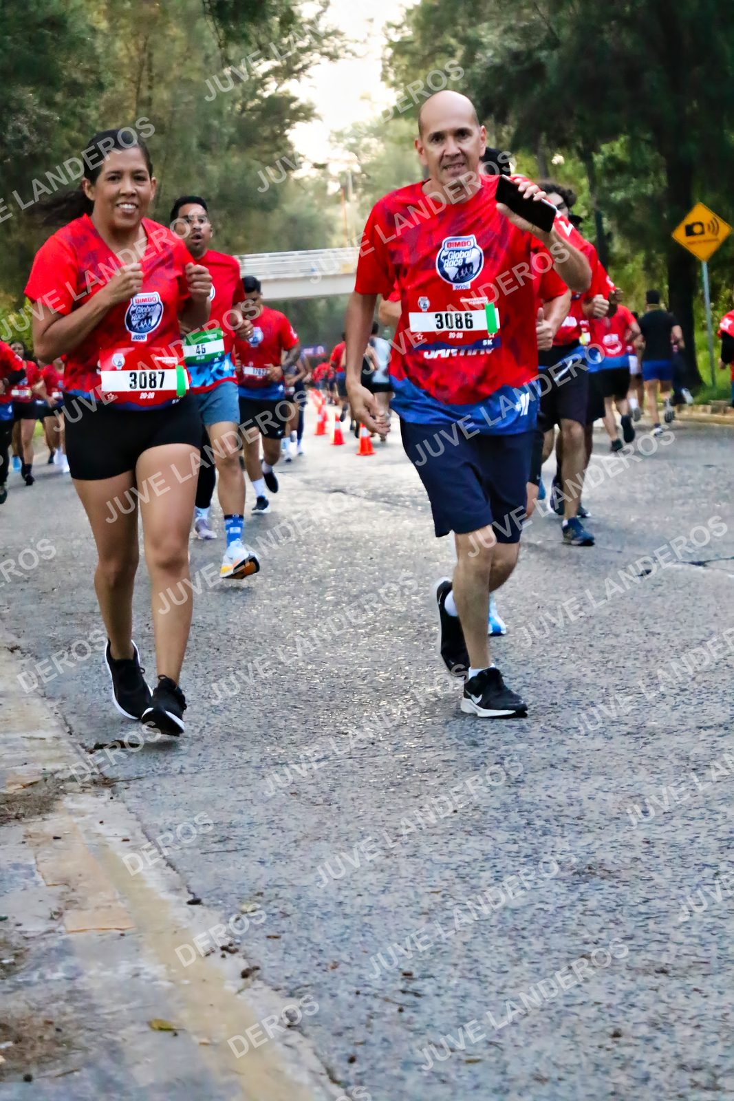 Foto de la CARRERA BIMBO GLOBAL RACE GUADALAJARA en Centro Comercial Andares, Blvd. Puerta de Hierro 4965, Zapopan a las 06:55 · dorsal 3087, 3086, 45