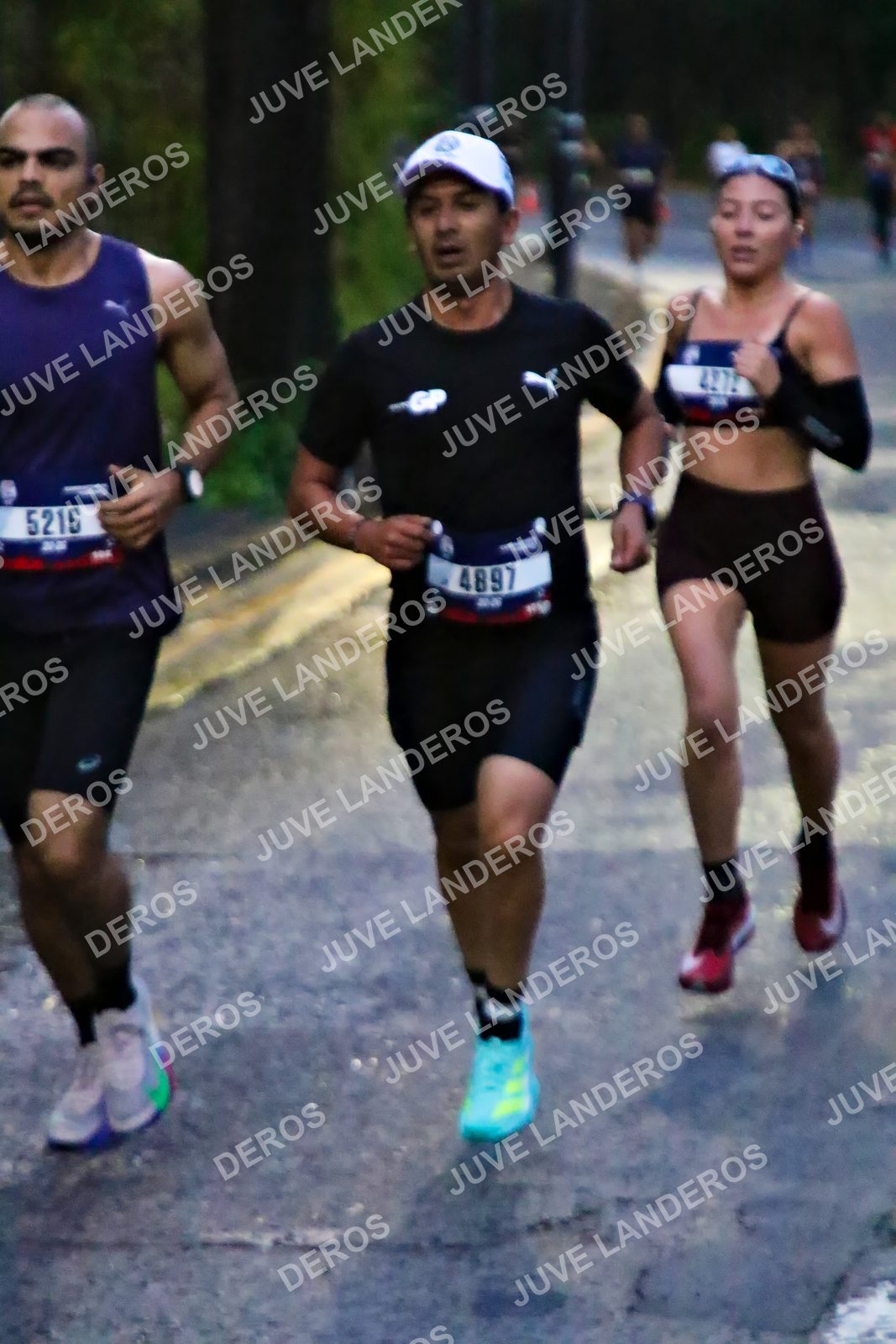 Foto de la CARRERA BIMBO GLOBAL RACE GUADALAJARA en Centro Comercial Andares, Blvd. Puerta de Hierro 4965, Zapopan a las 06:36 · dorsal 5216, 4897