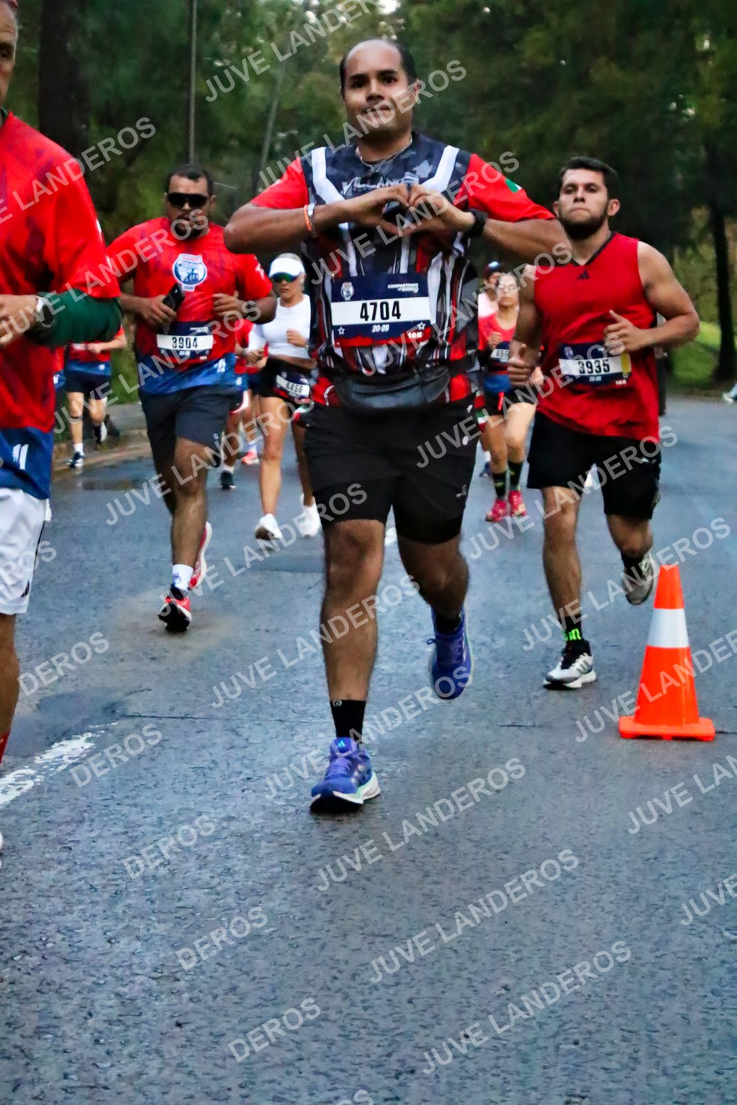 Foto de la CARRERA BIMBO GLOBAL RACE GUADALAJARA en Centro Comercial Andares, Blvd. Puerta de Hierro 4965, Zapopan a las 06:40 · dorsal 4704, 3904, 3935, 4456