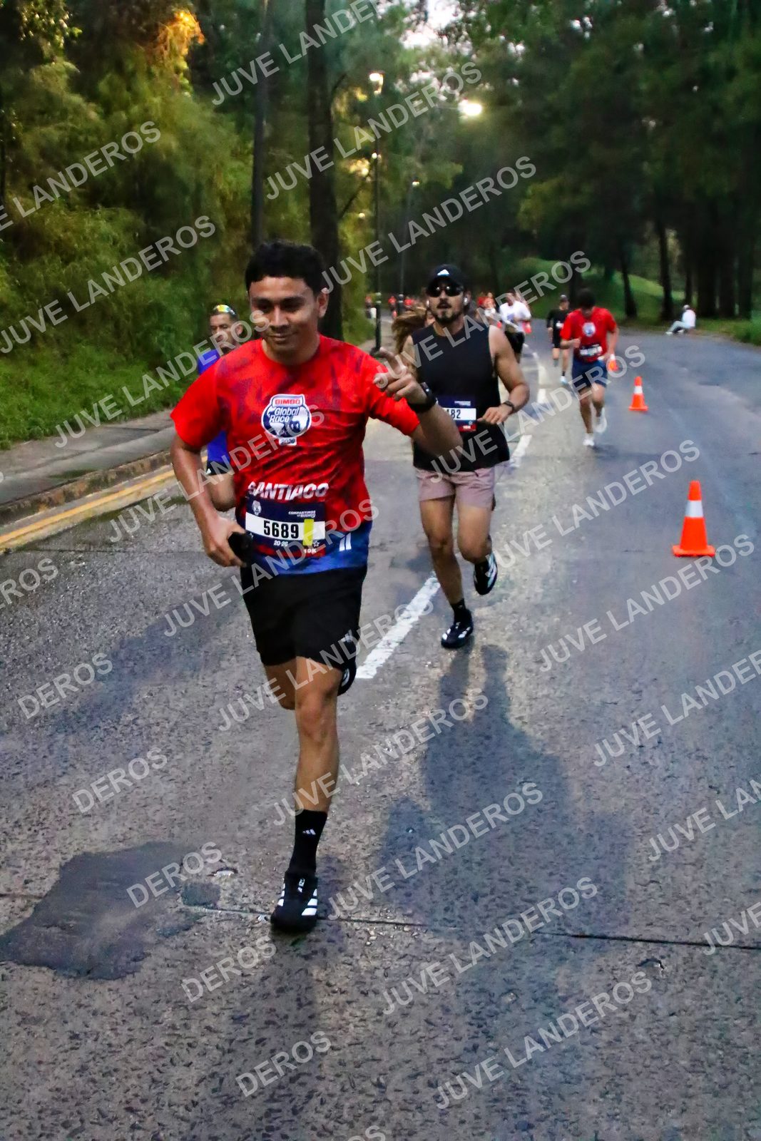 Foto de la CARRERA BIMBO GLOBAL RACE GUADALAJARA en Centro Comercial Andares, Blvd. Puerta de Hierro 4965, Zapopan a las 06:37 · dorsal 5689