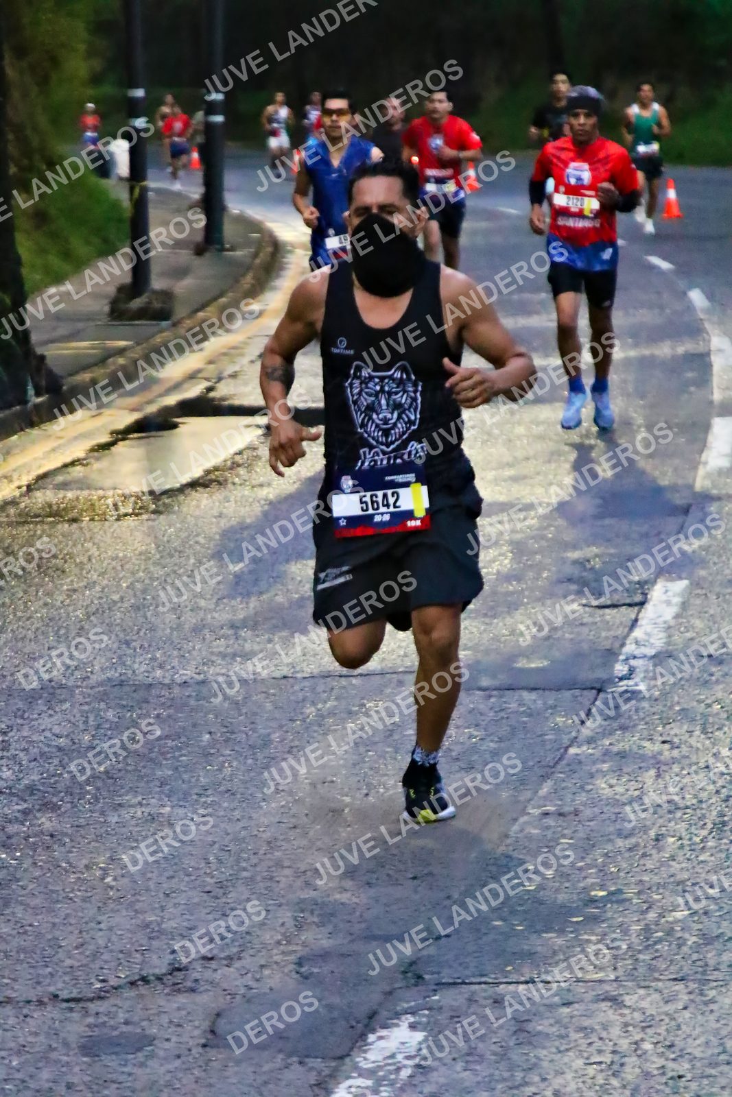Foto de la CARRERA BIMBO GLOBAL RACE GUADALAJARA en Centro Comercial Andares, Blvd. Puerta de Hierro 4965, Zapopan a las 06:36 · dorsal 5642, 2120, 49