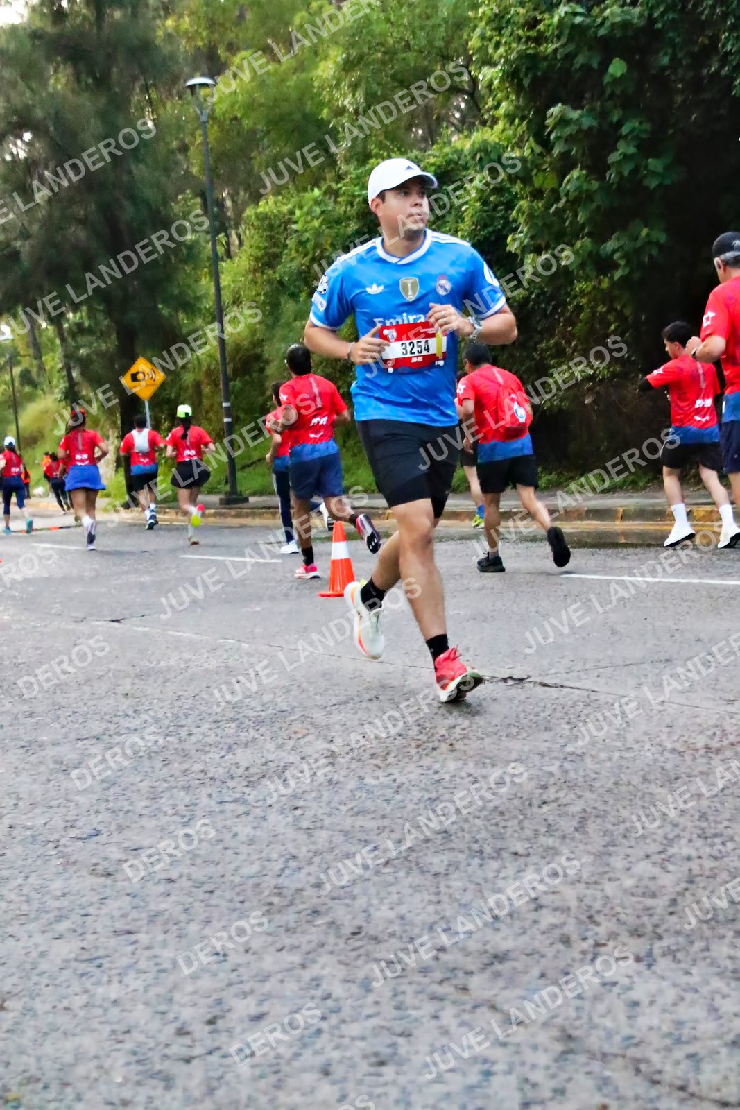 Foto de la CARRERA BIMBO GLOBAL RACE GUADALAJARA en Centro Comercial Andares, Blvd. Puerta de Hierro 4965, Zapopan a las 04:58 · dorsal 3254