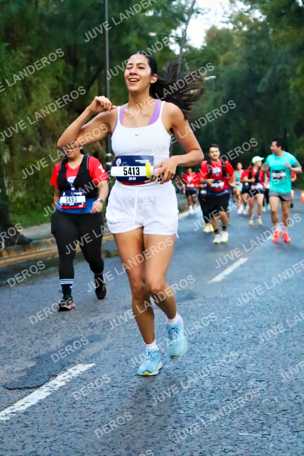 Foto de la CARRERA BIMBO GLOBAL RACE GUADALAJARA en Centro Comercial Andares, Blvd. Puerta de Hierro 4965, Zapopan a las 04:53 · dorsal 5413, 5693