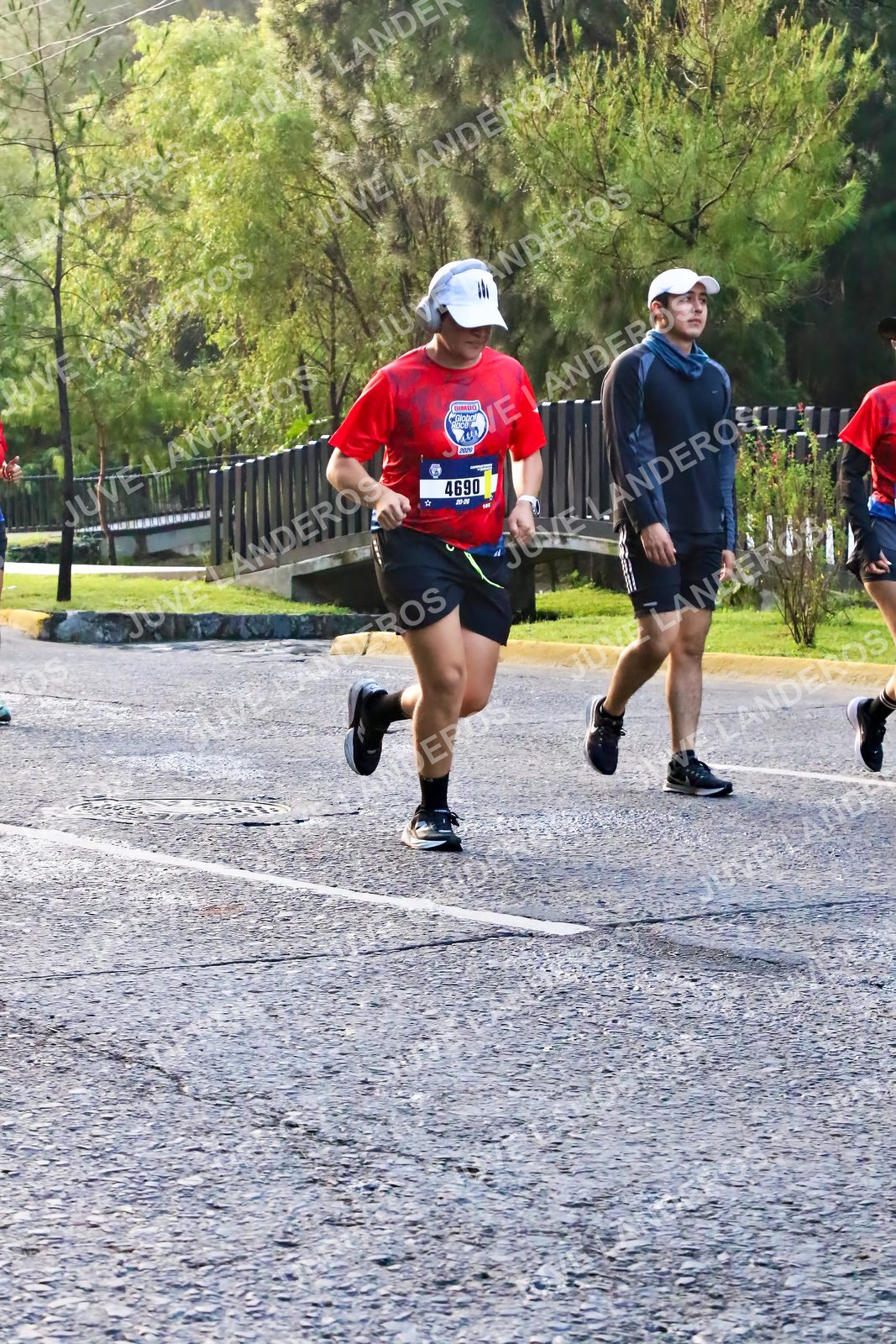 Foto de la CARRERA BIMBO GLOBAL RACE GUADALAJARA en Centro Comercial Andares, Blvd. Puerta de Hierro 4965, Zapopan a las 07:38 · dorsal 4690