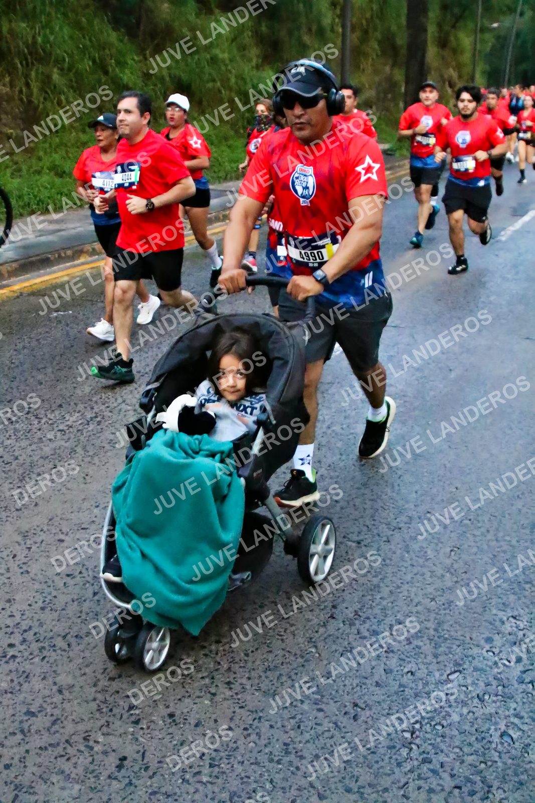 Foto de la CARRERA BIMBO GLOBAL RACE GUADALAJARA en Centro Comercial Andares, Blvd. Puerta de Hierro 4965, Zapopan a las 04:48 · dorsal 4990, 4044