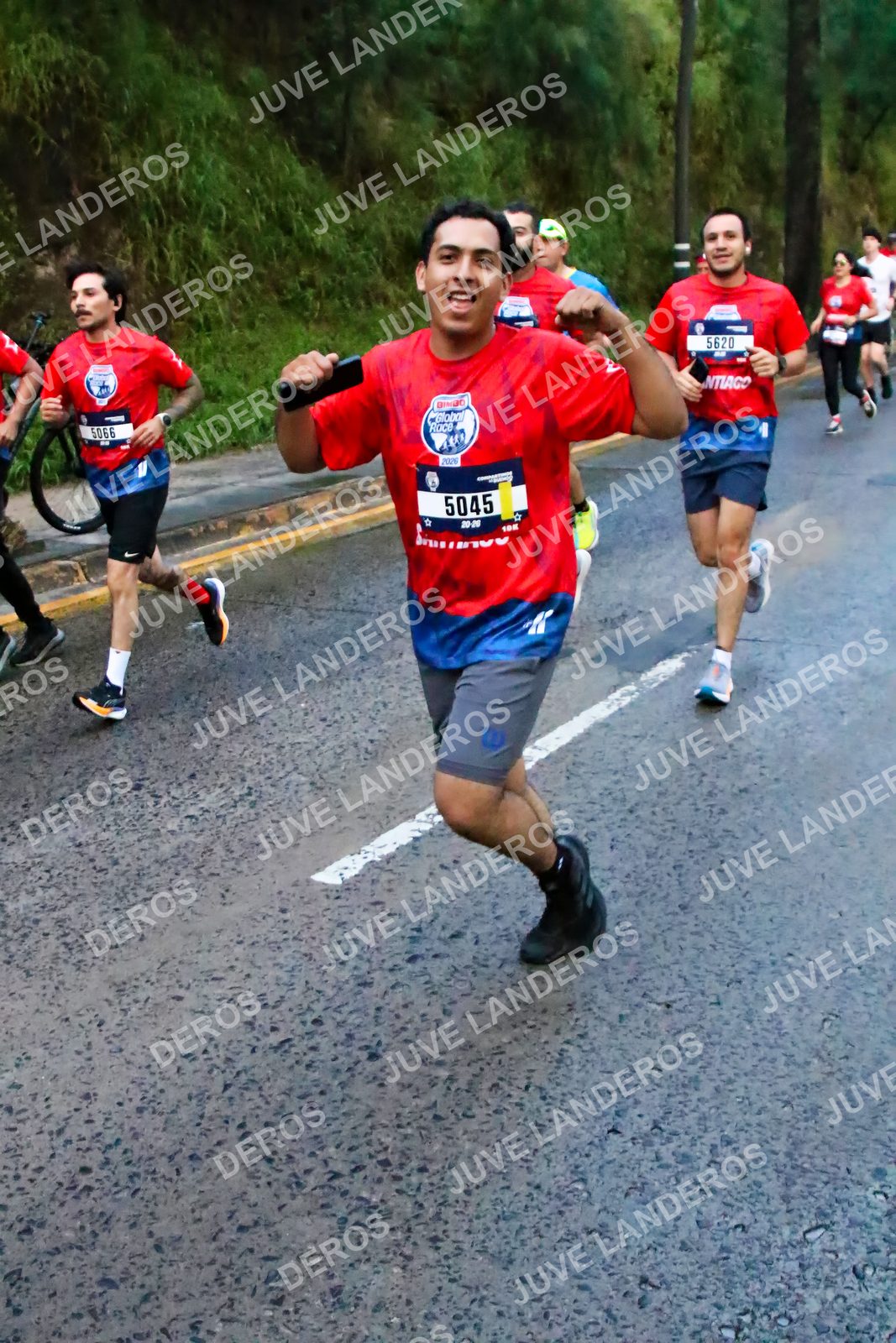 Foto de la CARRERA BIMBO GLOBAL RACE GUADALAJARA en Centro Comercial Andares, Blvd. Puerta de Hierro 4965, Zapopan a las 04:48 · dorsal 5620, 5045, 5066