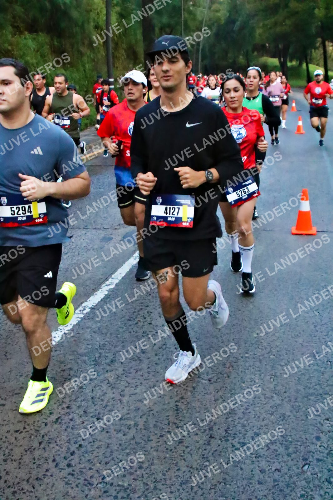 Foto de la CARRERA BIMBO GLOBAL RACE GUADALAJARA en Centro Comercial Andares, Blvd. Puerta de Hierro 4965, Zapopan a las 06:41 · dorsal 4127, 5294, 5263, 5593