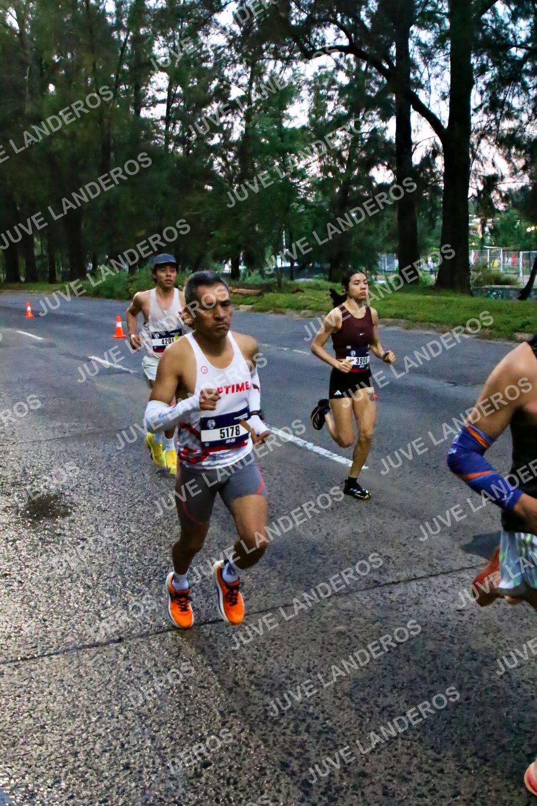 Foto de la CARRERA BIMBO GLOBAL RACE GUADALAJARA en Centro Comercial Andares, Blvd. Puerta de Hierro 4965, Zapopan a las 06:35