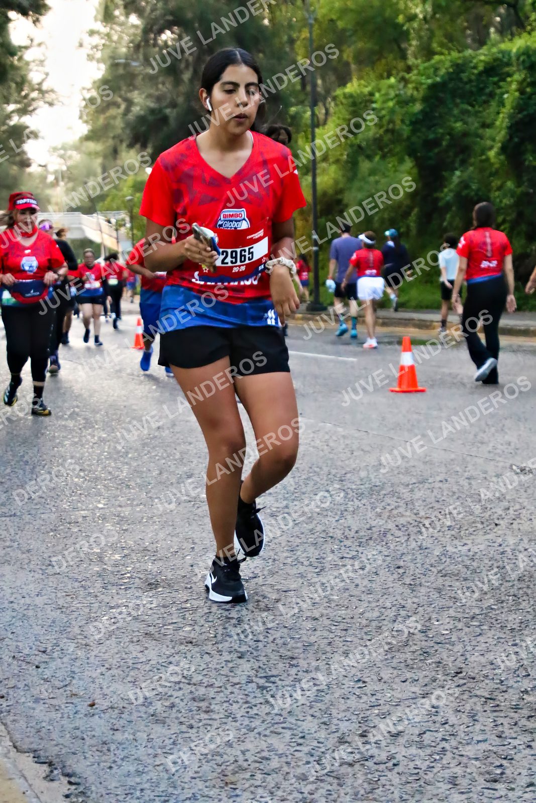 Foto de la CARRERA BIMBO GLOBAL RACE GUADALAJARA en Centro Comercial Andares, Blvd. Puerta de Hierro 4965, Zapopan a las 07:03 · dorsal 2965