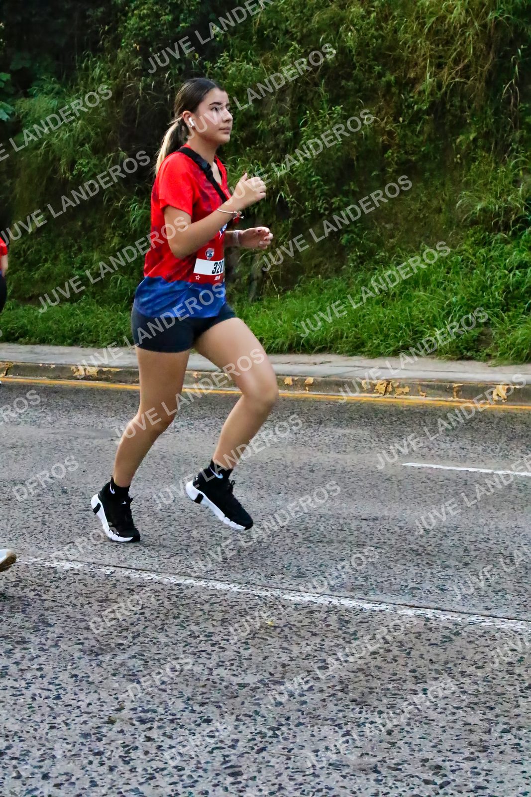 Foto de la CARRERA BIMBO GLOBAL RACE GUADALAJARA en Centro Comercial Andares, Blvd. Puerta de Hierro 4965, Zapopan a las 07:07 · dorsal 32