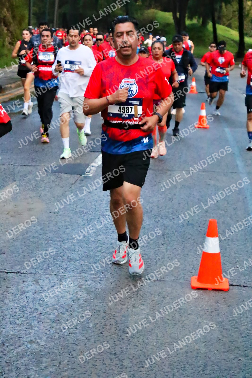 Foto de la CARRERA BIMBO GLOBAL RACE GUADALAJARA en Centro Comercial Andares, Blvd. Puerta de Hierro 4965, Zapopan a las 06:41 · dorsal 4987, 4627, 5035