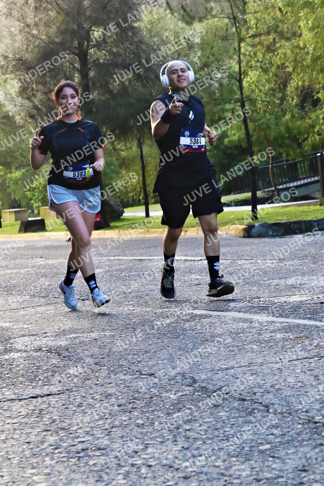 Foto de la CARRERA BIMBO GLOBAL RACE GUADALAJARA en Centro Comercial Andares, Blvd. Puerta de Hierro 4965, Zapopan a las 07:37 · dorsal 5384, 5383