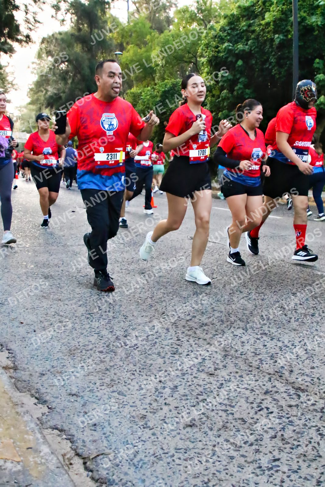 Foto de la CARRERA BIMBO GLOBAL RACE GUADALAJARA en Centro Comercial Andares, Blvd. Puerta de Hierro 4965, Zapopan a las 07:01 · dorsal 2311, 1709, 562, 79