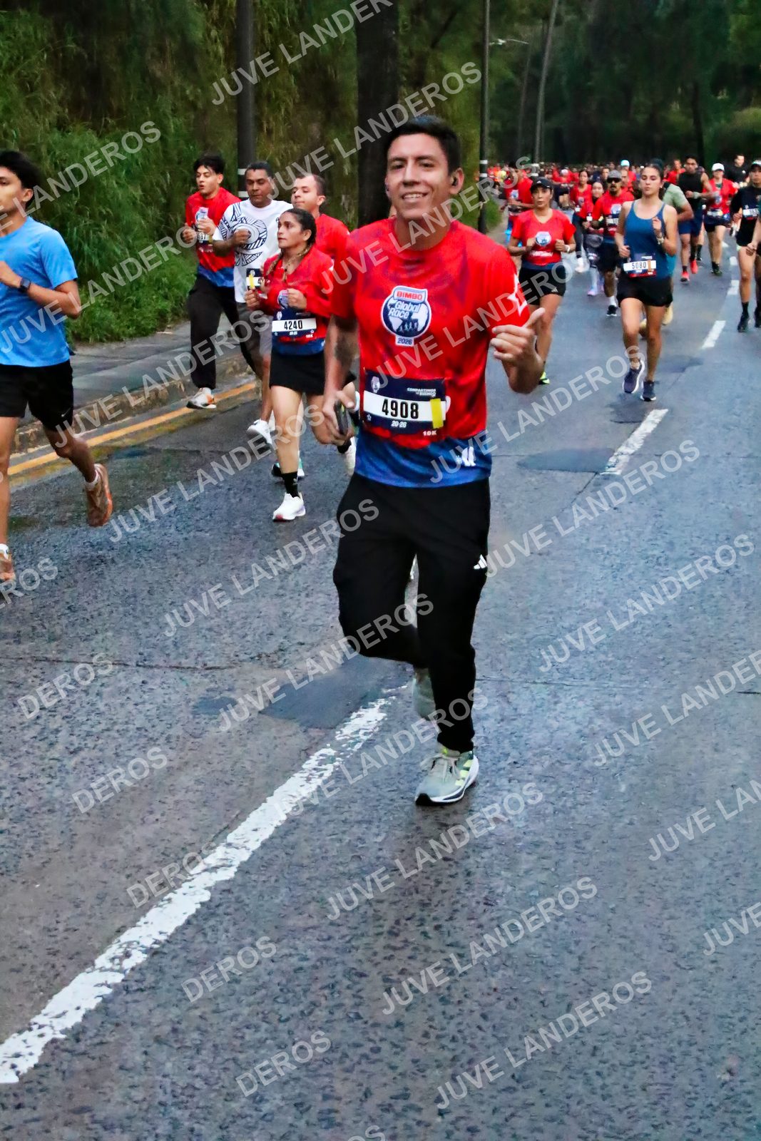Foto de la CARRERA BIMBO GLOBAL RACE GUADALAJARA en Centro Comercial Andares, Blvd. Puerta de Hierro 4965, Zapopan a las 06:40 · dorsal 4908, 4240