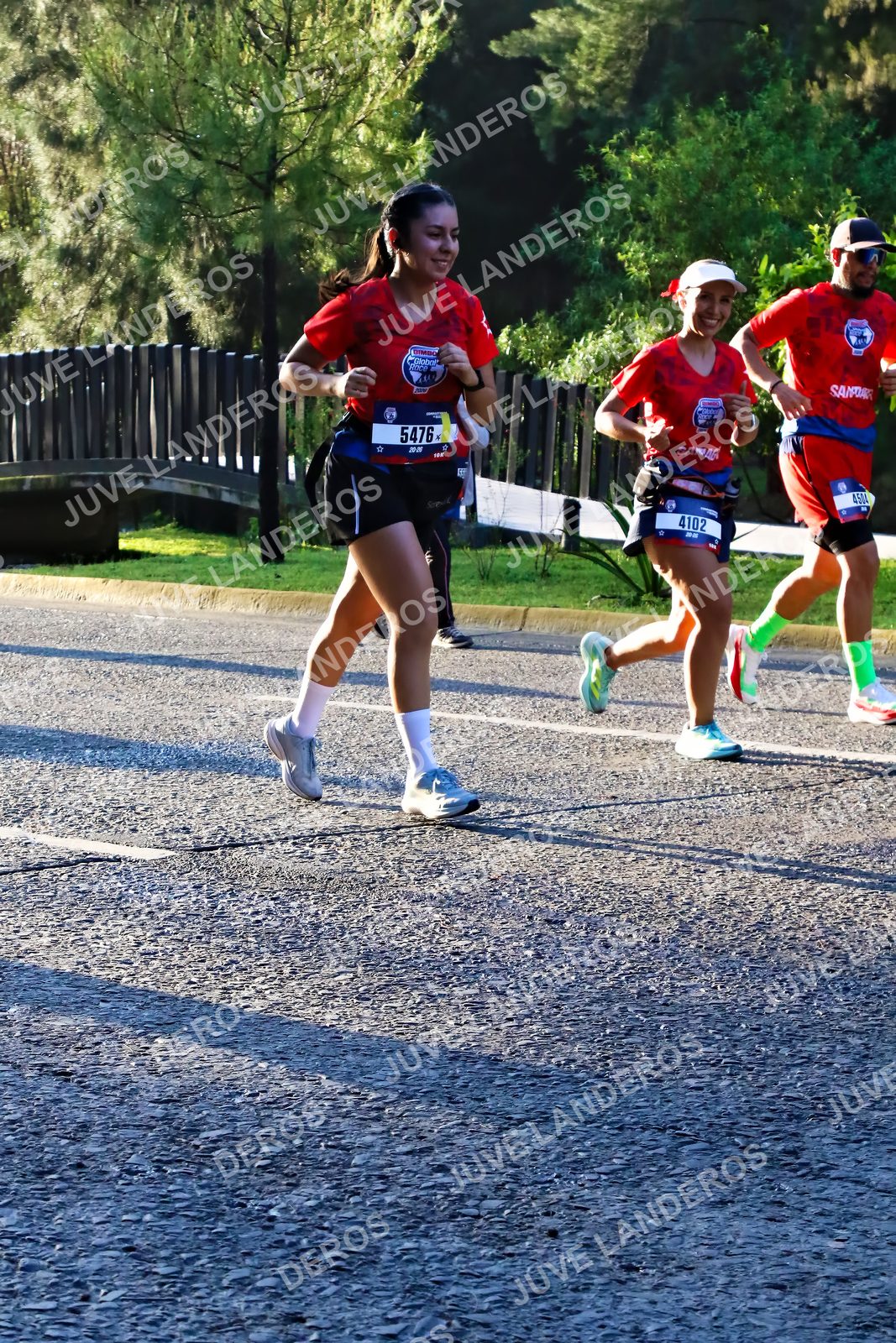 Foto de la CARRERA BIMBO GLOBAL RACE GUADALAJARA en Centro Comercial Andares, Blvd. Puerta de Hierro 4965, Zapopan a las 07:32 · dorsal 5476, 4102, 4504