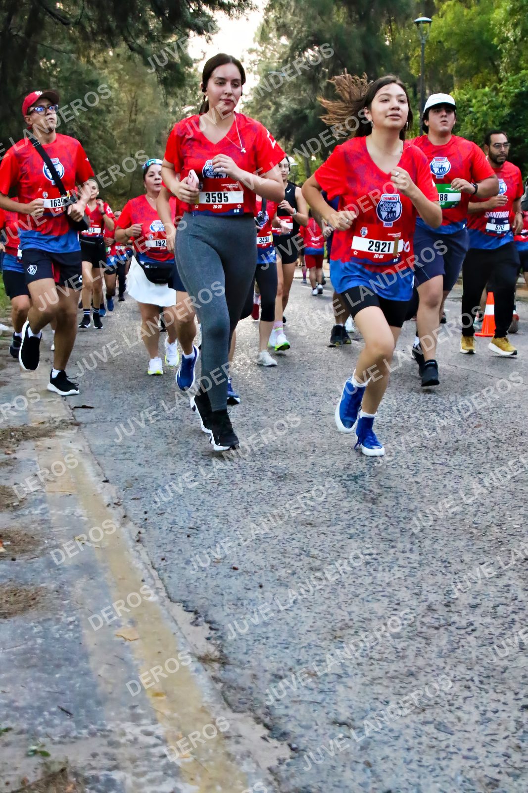 Foto de la CARRERA BIMBO GLOBAL RACE GUADALAJARA en Centro Comercial Andares, Blvd. Puerta de Hierro 4965, Zapopan a las 07:01 · dorsal 2921, 3595, 192, 1699