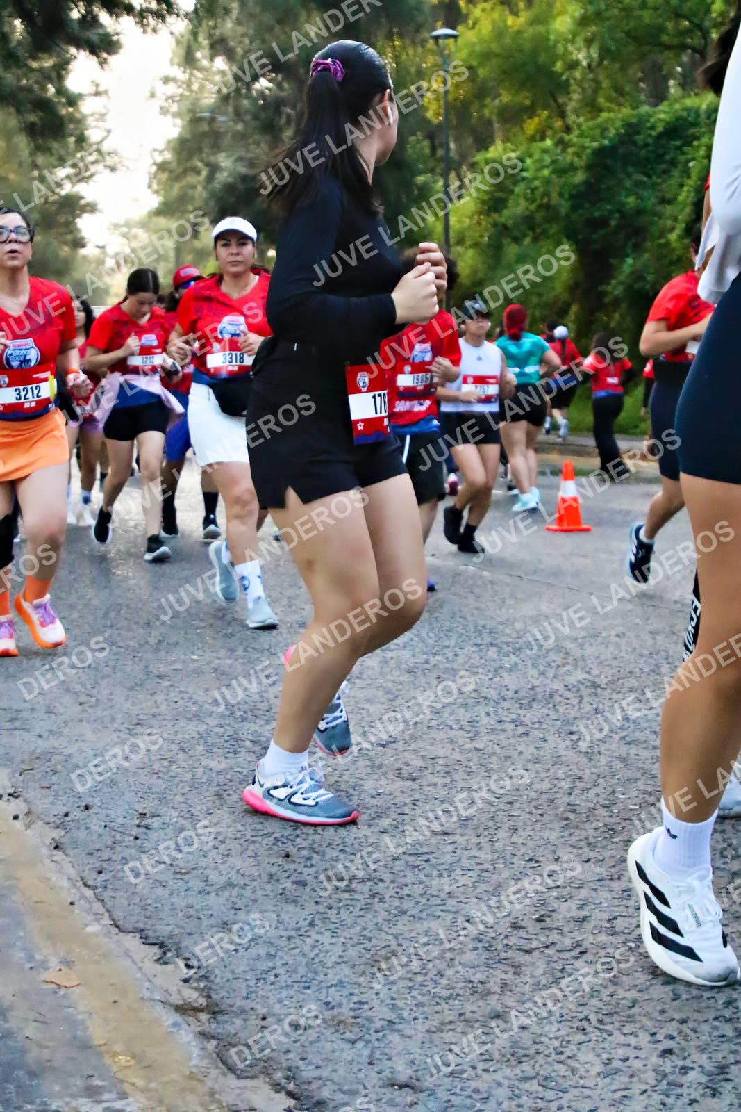 Foto de la CARRERA BIMBO GLOBAL RACE GUADALAJARA en Centro Comercial Andares, Blvd. Puerta de Hierro 4965, Zapopan a las 06:59 · dorsal 3212, 3318, 1985