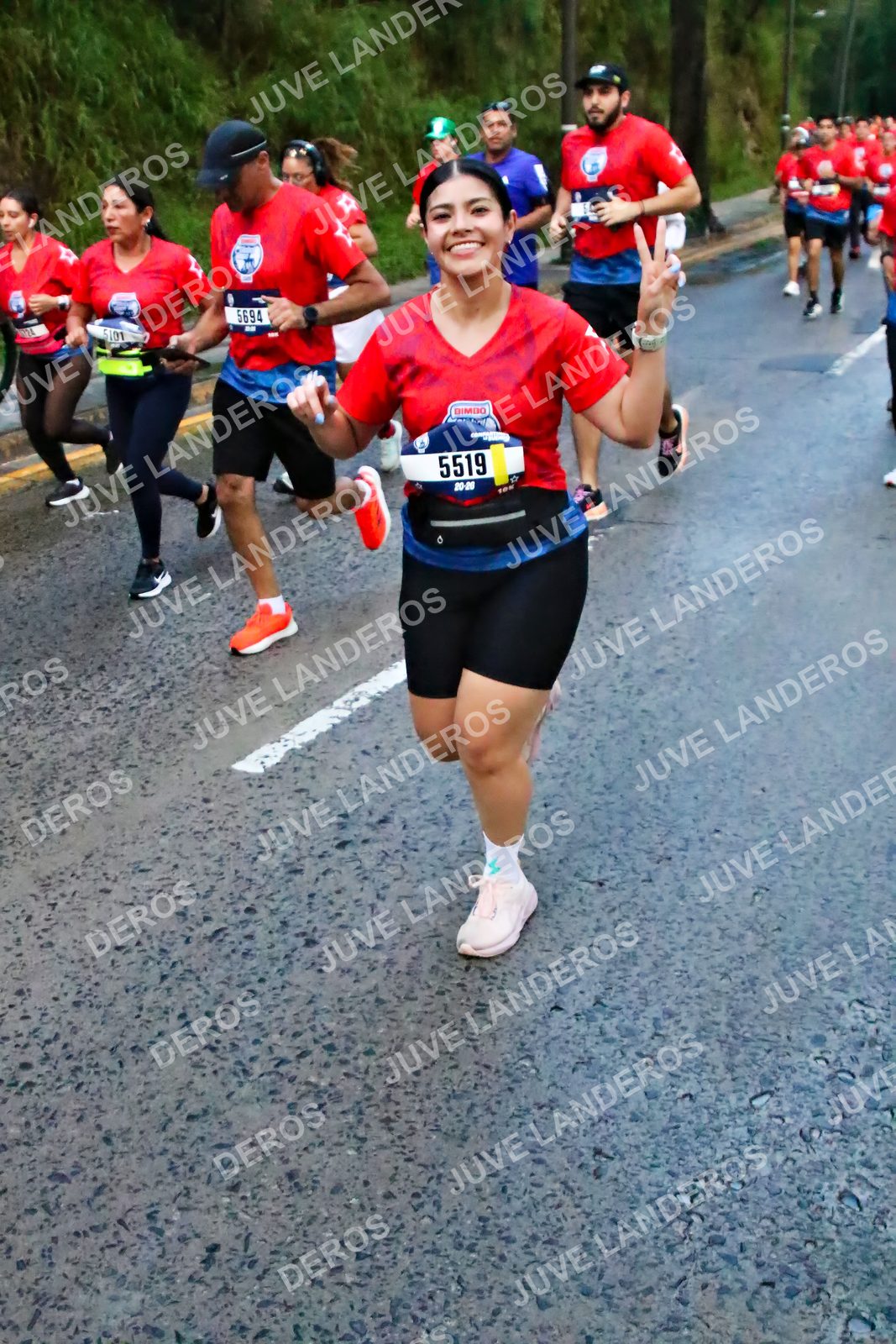 Foto de la CARRERA BIMBO GLOBAL RACE GUADALAJARA en Centro Comercial Andares, Blvd. Puerta de Hierro 4965, Zapopan a las 04:48 · dorsal 5519, 5694, 5101