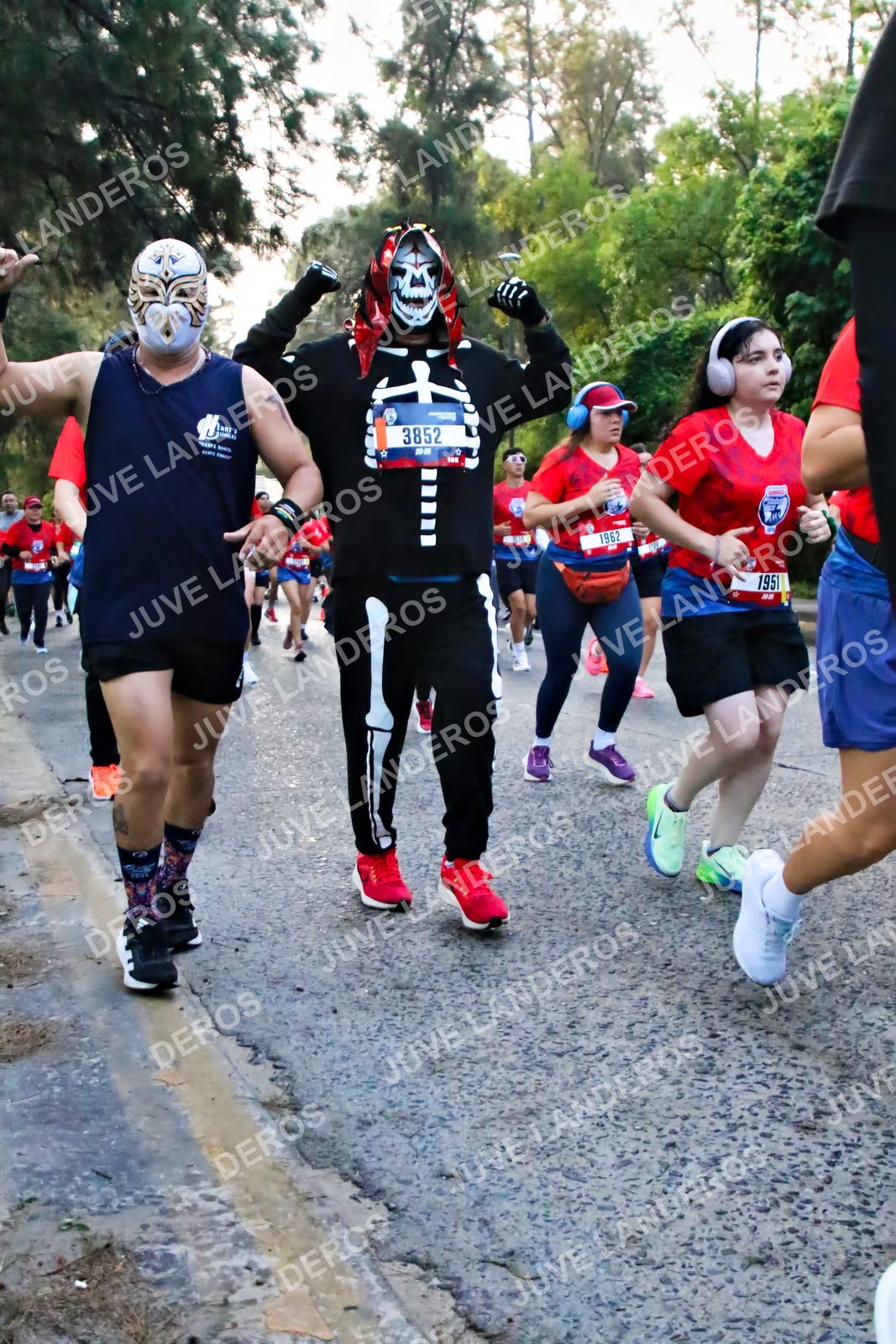 Foto de la CARRERA BIMBO GLOBAL RACE GUADALAJARA en Centro Comercial Andares, Blvd. Puerta de Hierro 4965, Zapopan a las 07:00 · dorsal 3852, 1951, 1962