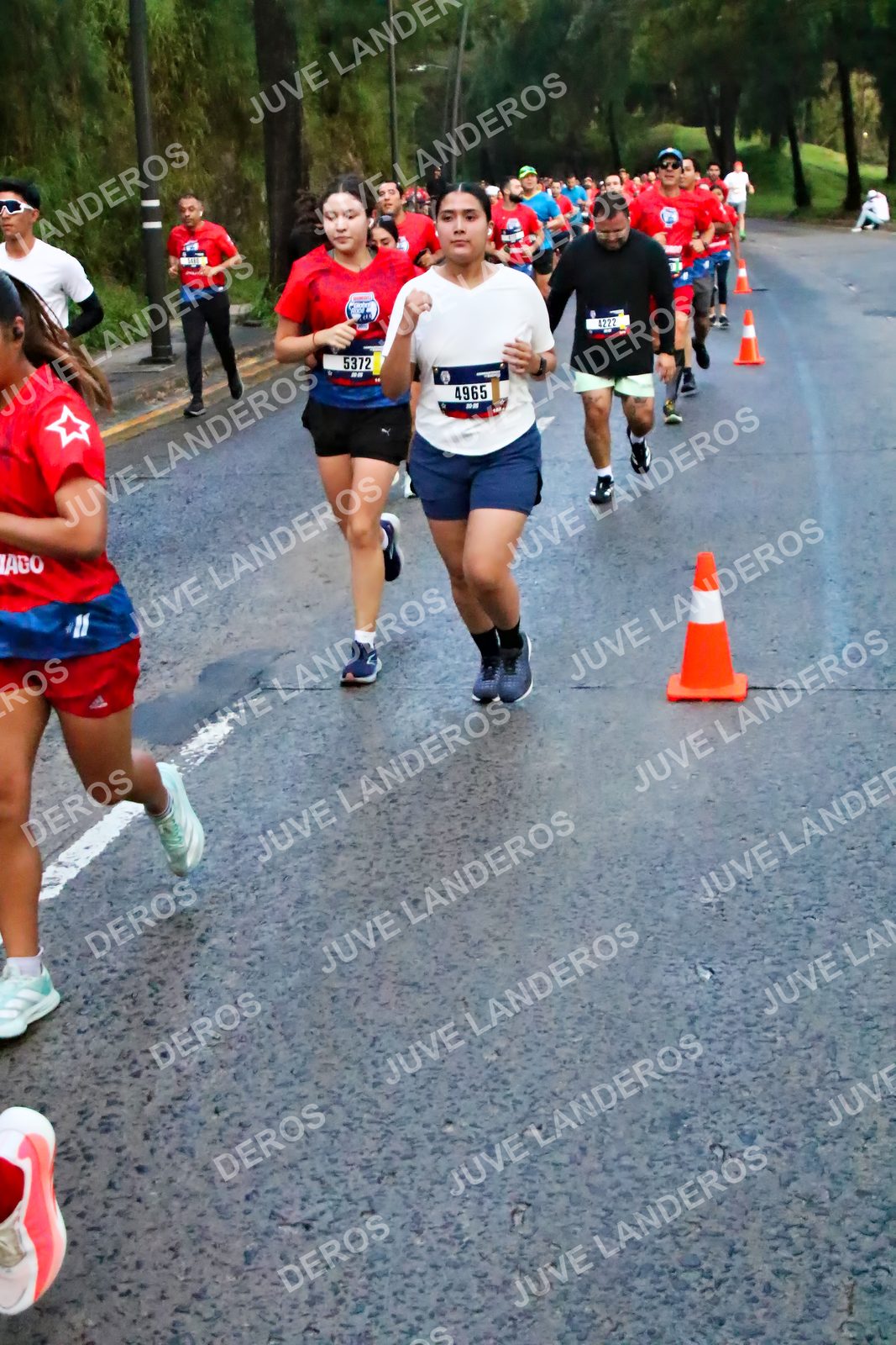 Foto de la CARRERA BIMBO GLOBAL RACE GUADALAJARA en Centro Comercial Andares, Blvd. Puerta de Hierro 4965, Zapopan a las 06:42 · dorsal 5372, 4965, 4222