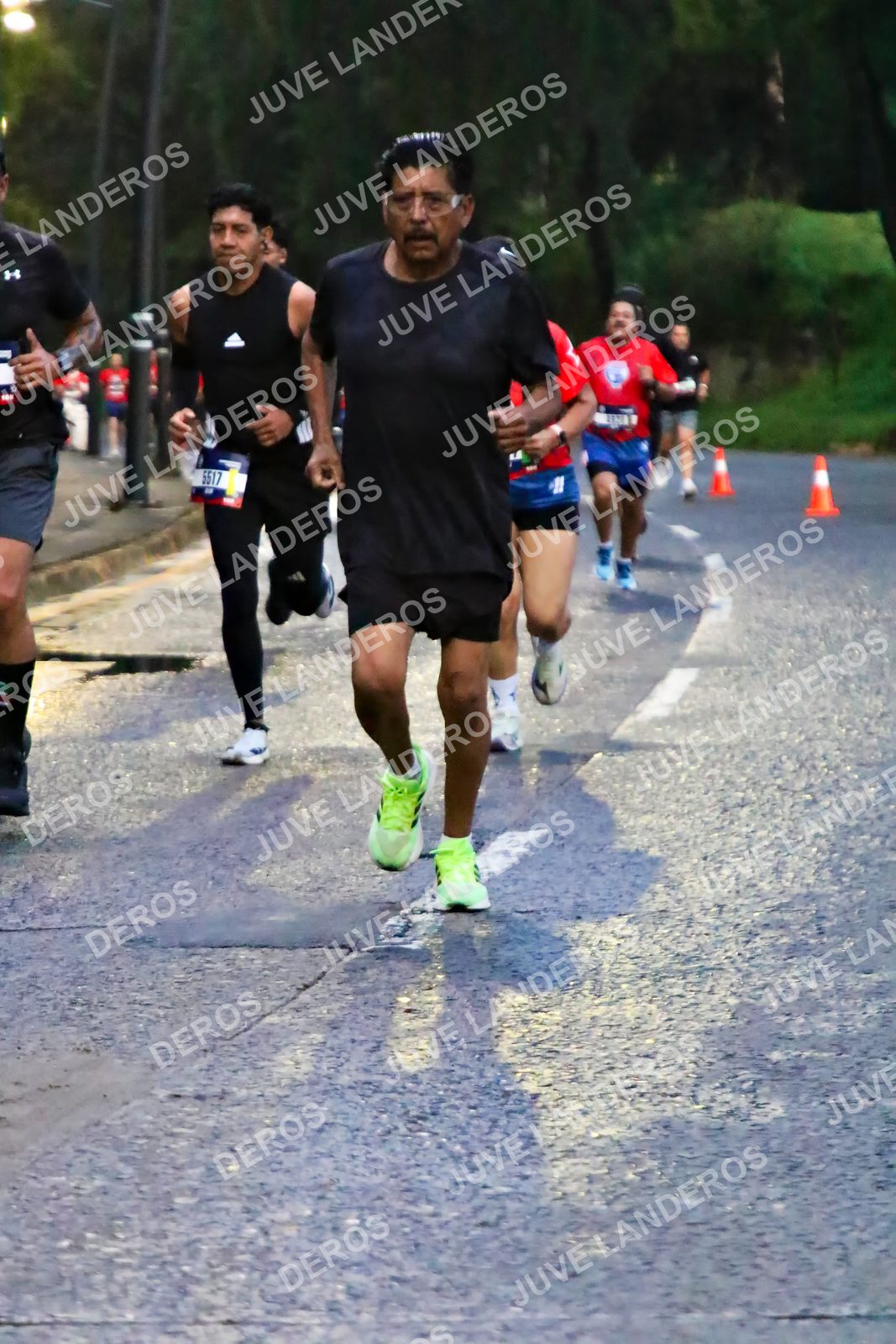 Foto de la CARRERA BIMBO GLOBAL RACE GUADALAJARA en Centro Comercial Andares, Blvd. Puerta de Hierro 4965, Zapopan a las 06:38 · dorsal 5517