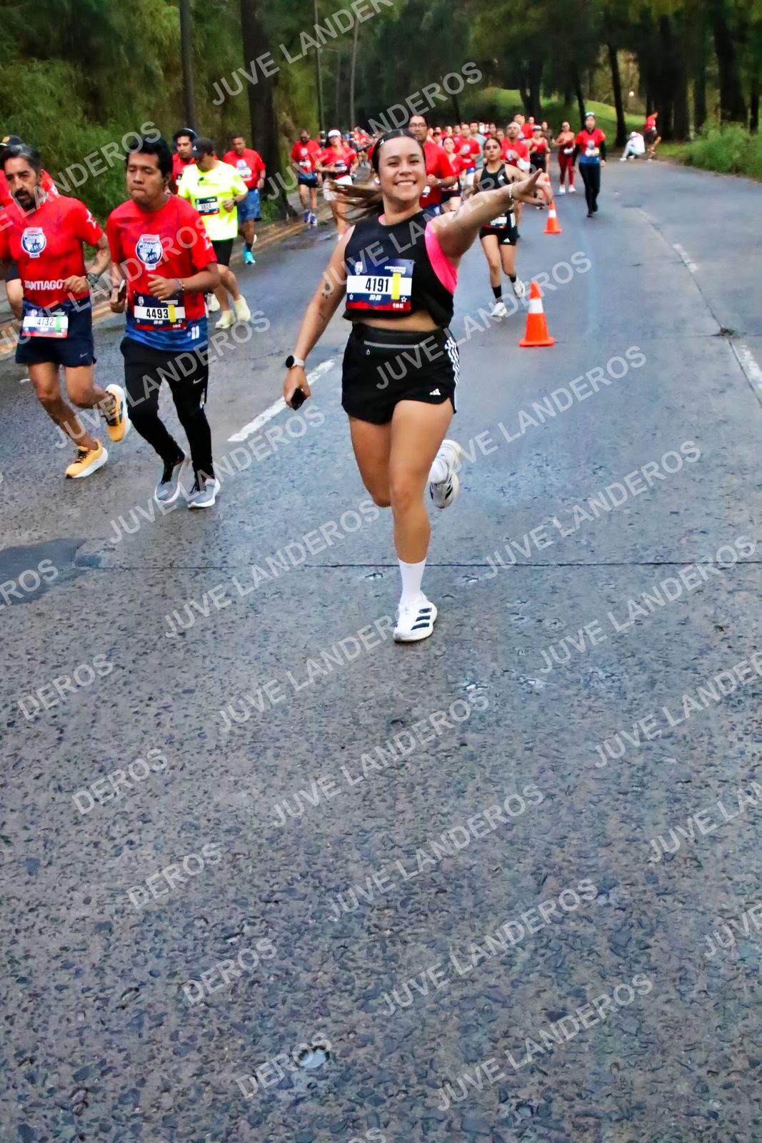 Foto de la CARRERA BIMBO GLOBAL RACE GUADALAJARA en Centro Comercial Andares, Blvd. Puerta de Hierro 4965, Zapopan a las 04:49 · dorsal 4191, 4493, 4132