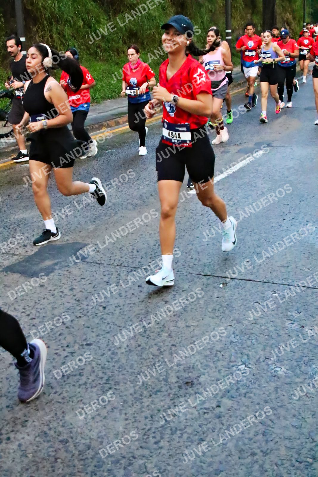 Foto de la CARRERA BIMBO GLOBAL RACE GUADALAJARA en Centro Comercial Andares, Blvd. Puerta de Hierro 4965, Zapopan a las 04:49 · dorsal 4944, 4230