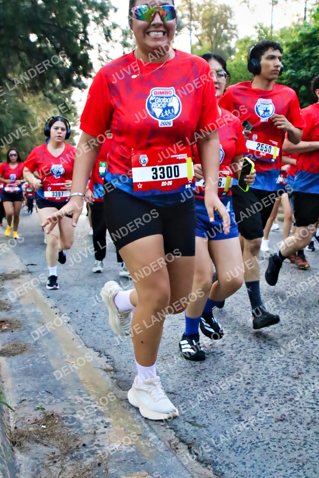 Foto de la CARRERA BIMBO GLOBAL RACE GUADALAJARA en Centro Comercial Andares, Blvd. Puerta de Hierro 4965, Zapopan a las 06:59 · dorsal 3300, 3397, 2550
