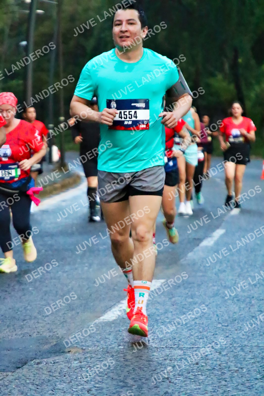 Foto de la CARRERA BIMBO GLOBAL RACE GUADALAJARA en Centro Comercial Andares, Blvd. Puerta de Hierro 4965, Zapopan a las 04:53 · dorsal 4554, 5681