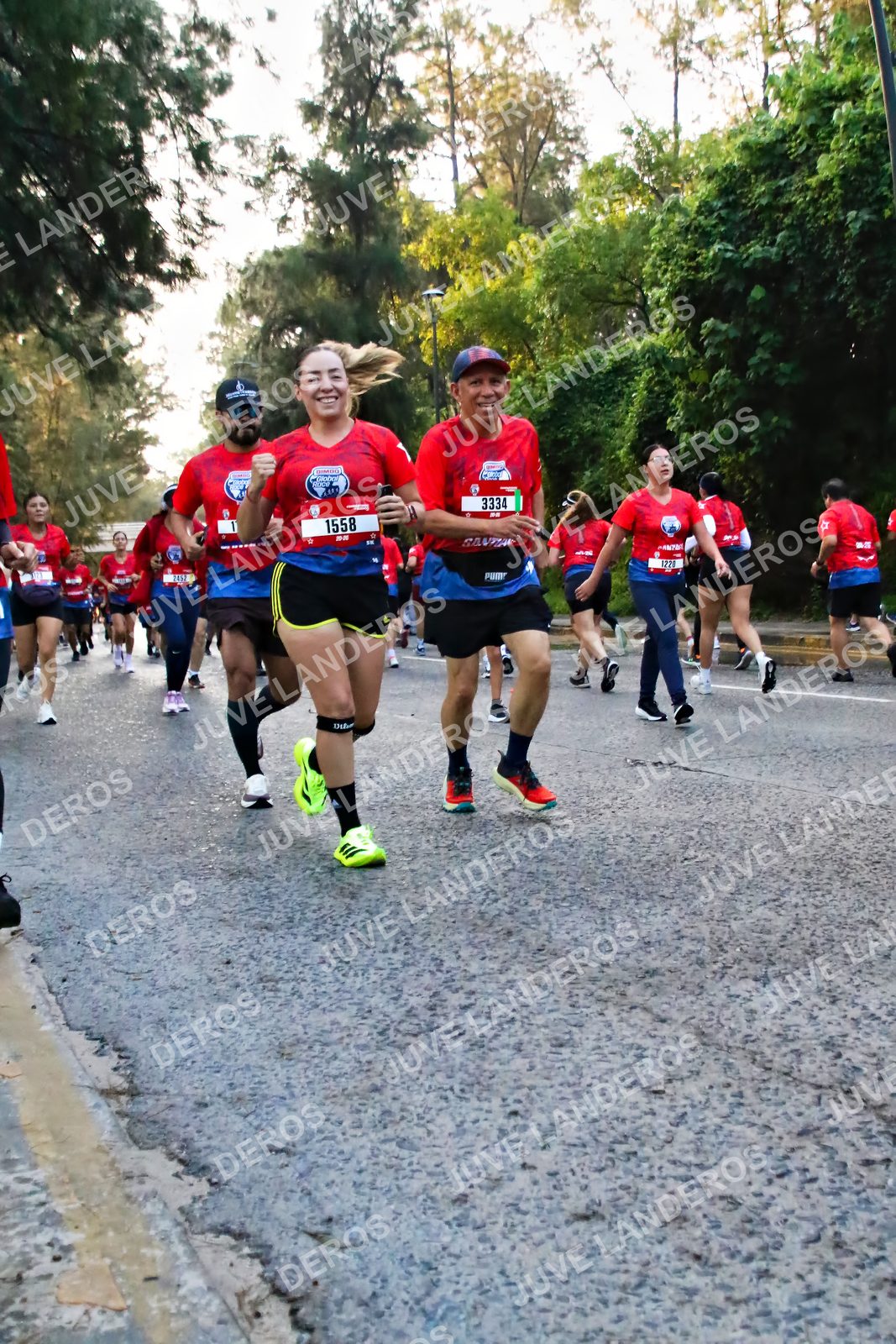 Foto de la CARRERA BIMBO GLOBAL RACE GUADALAJARA en Centro Comercial Andares, Blvd. Puerta de Hierro 4965, Zapopan a las 06:58 · dorsal 3334, 1558, 1220