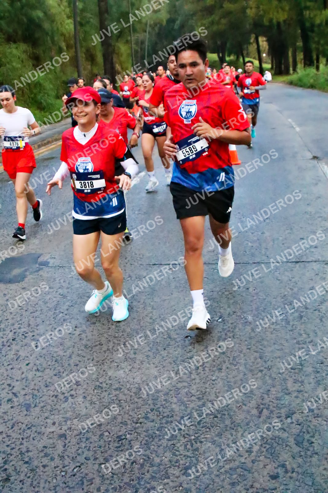 Foto de la CARRERA BIMBO GLOBAL RACE GUADALAJARA en Centro Comercial Andares, Blvd. Puerta de Hierro 4965, Zapopan a las 04:49 · dorsal 3818, 5589, 4976, 5564