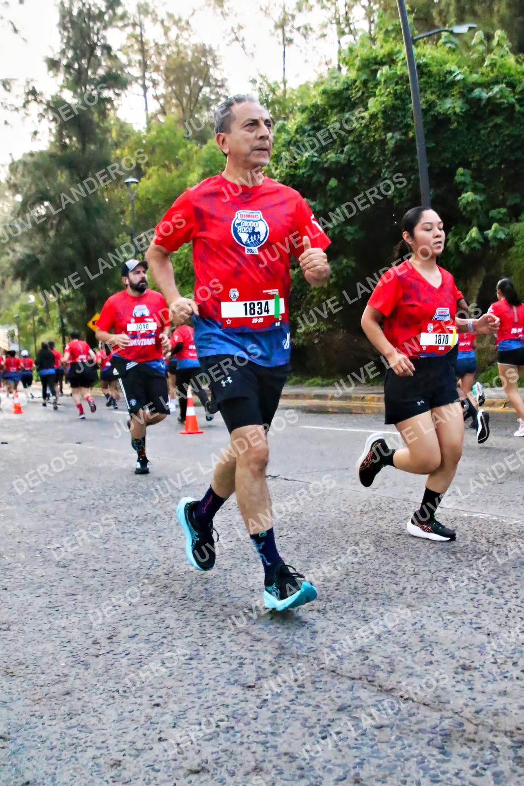 Foto de la CARRERA BIMBO GLOBAL RACE GUADALAJARA en Centro Comercial Andares, Blvd. Puerta de Hierro 4965, Zapopan a las 04:59 · dorsal 1870, 1834, 3040