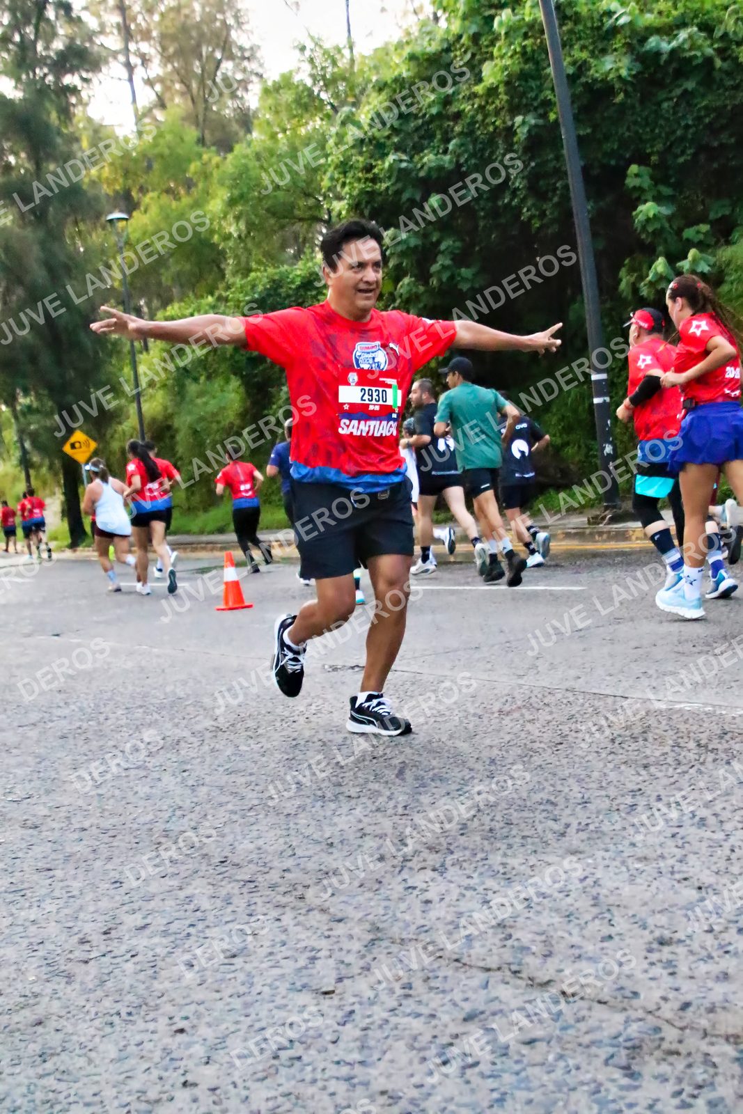 Foto de la CARRERA BIMBO GLOBAL RACE GUADALAJARA en Centro Comercial Andares, Blvd. Puerta de Hierro 4965, Zapopan a las 04:59 · dorsal 2930