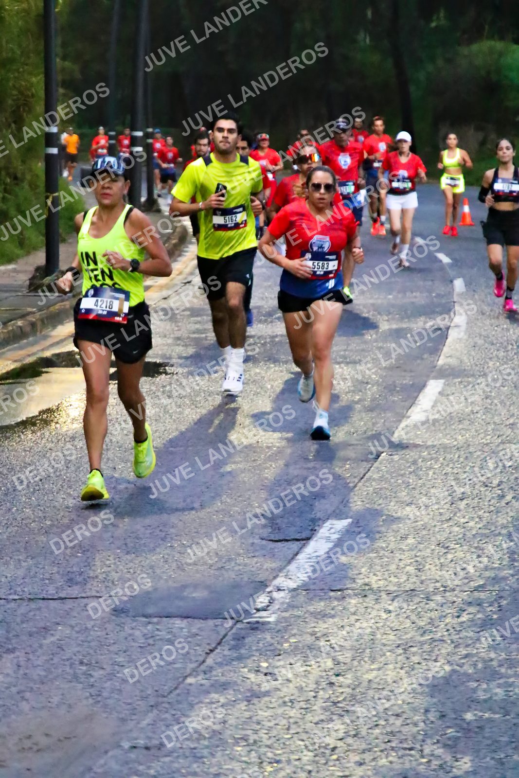 Foto de la CARRERA BIMBO GLOBAL RACE GUADALAJARA en Centro Comercial Andares, Blvd. Puerta de Hierro 4965, Zapopan a las 06:38 · dorsal 4218, 5583, 5162