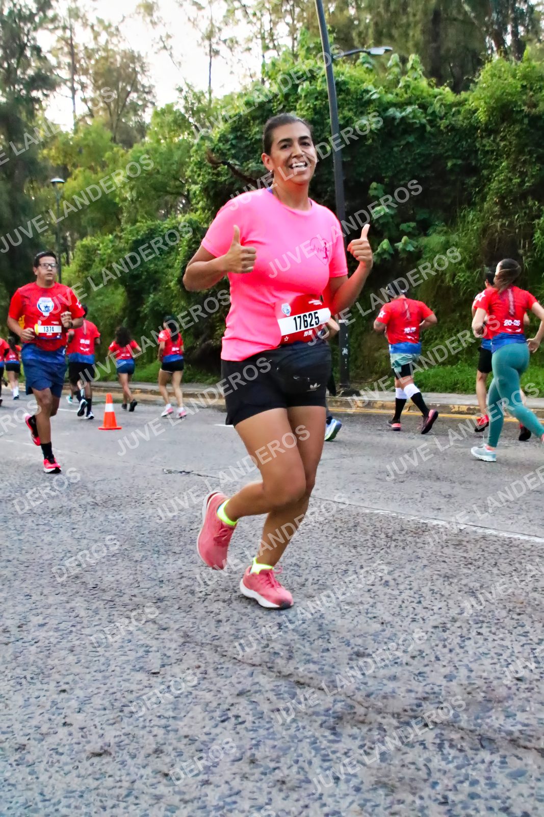 Foto de la CARRERA BIMBO GLOBAL RACE GUADALAJARA en Centro Comercial Andares, Blvd. Puerta de Hierro 4965, Zapopan a las 04:59 · dorsal 17625, 1374