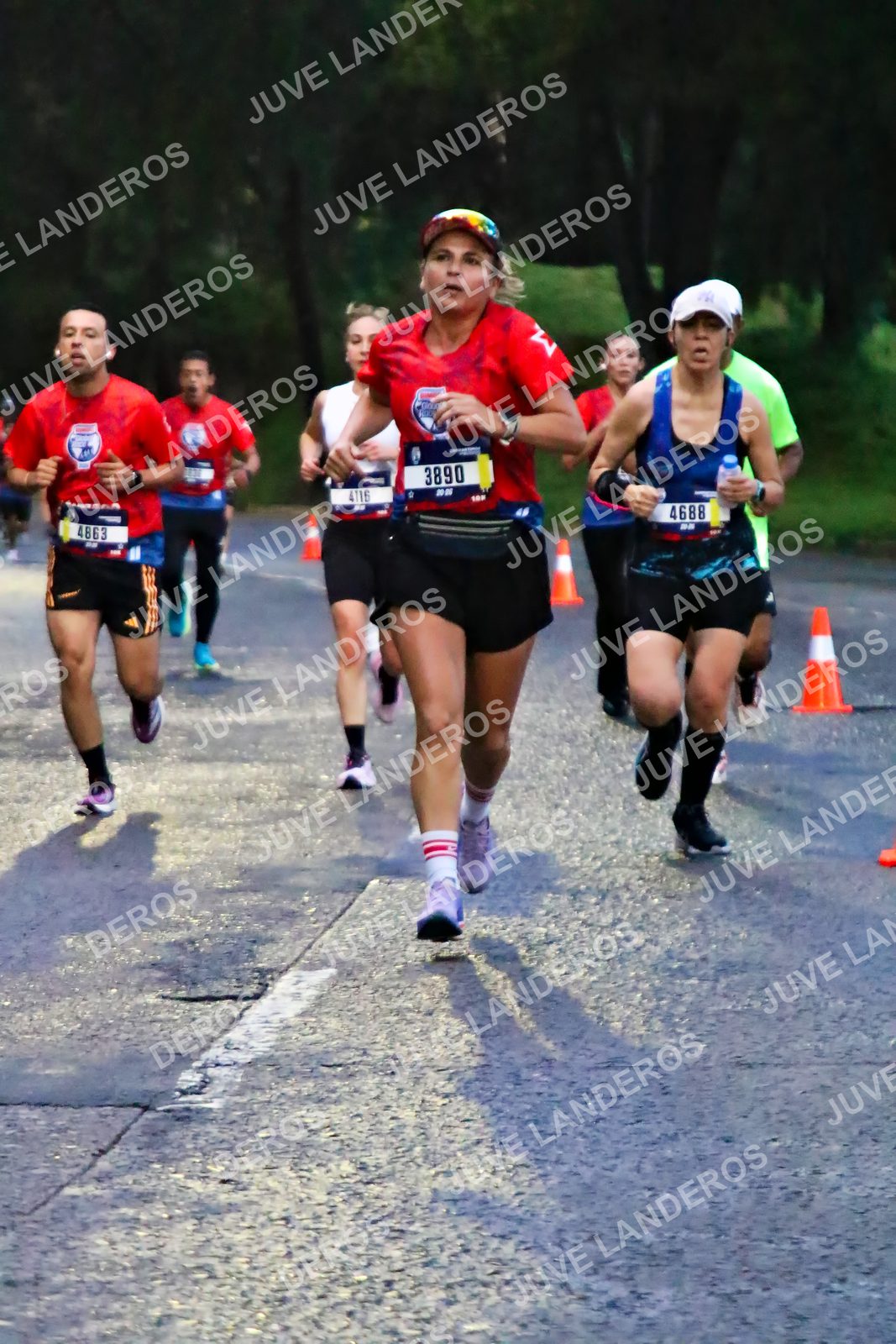 Foto de la CARRERA BIMBO GLOBAL RACE GUADALAJARA en Centro Comercial Andares, Blvd. Puerta de Hierro 4965, Zapopan a las 06:37 · dorsal 3890, 4688, 4116, 4863