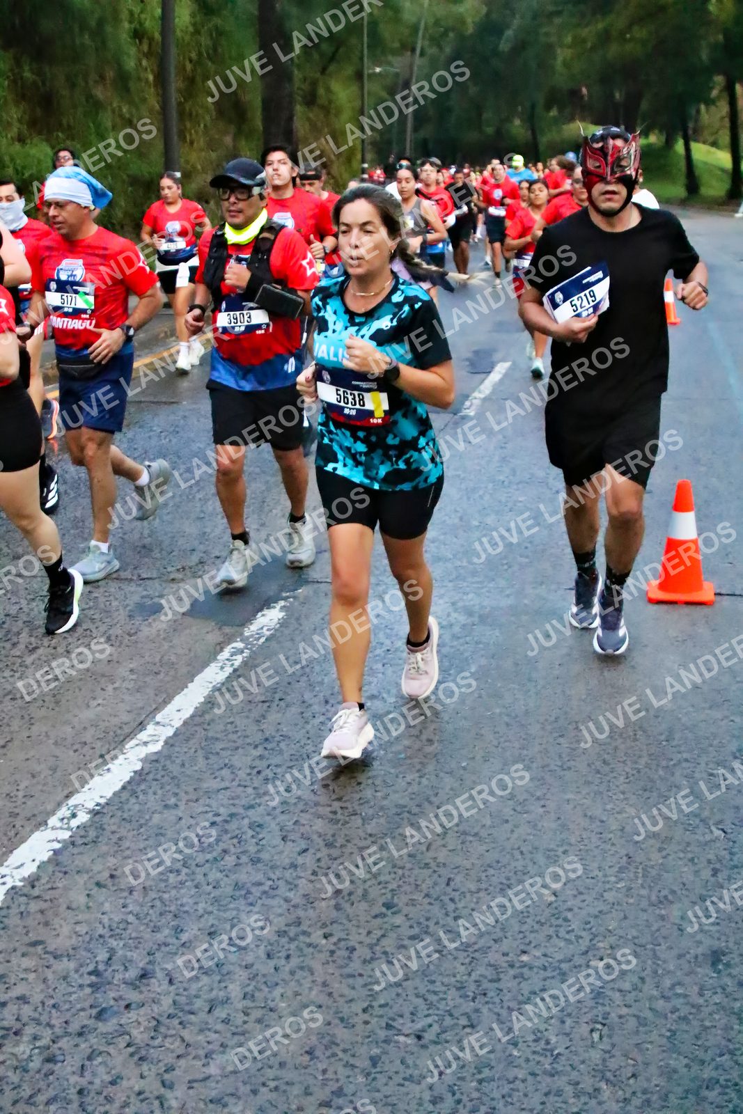 Foto de la CARRERA BIMBO GLOBAL RACE GUADALAJARA en Centro Comercial Andares, Blvd. Puerta de Hierro 4965, Zapopan a las 06:42 · dorsal 5171, 5638, 3903, 5219