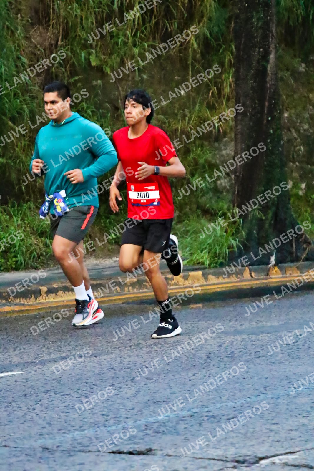 Foto de la CARRERA BIMBO GLOBAL RACE GUADALAJARA en Centro Comercial Andares, Blvd. Puerta de Hierro 4965, Zapopan a las 04:54 · dorsal 3010