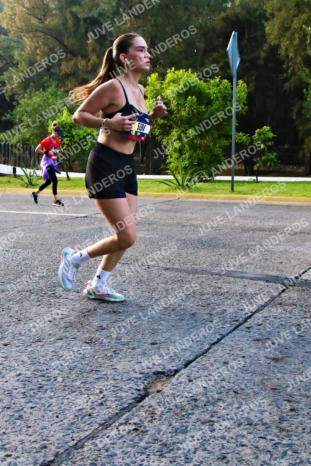 Foto de la CARRERA BIMBO GLOBAL RACE GUADALAJARA en Centro Comercial Andares, Blvd. Puerta de Hierro 4965, Zapopan a las 07:34 · dorsal 5594