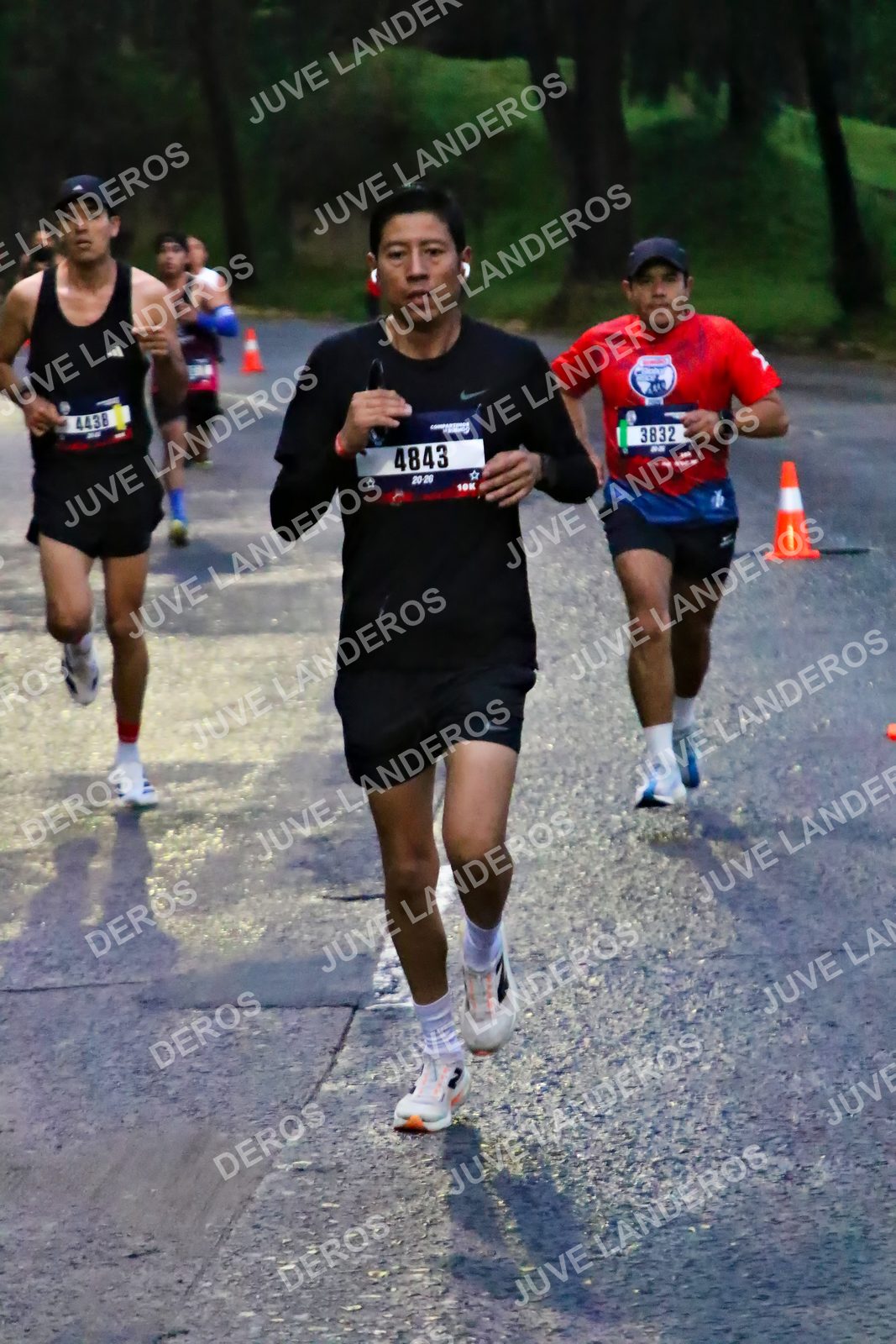 Foto de la CARRERA BIMBO GLOBAL RACE GUADALAJARA en Centro Comercial Andares, Blvd. Puerta de Hierro 4965, Zapopan a las 06:36 · dorsal 4843, 3832, 4438