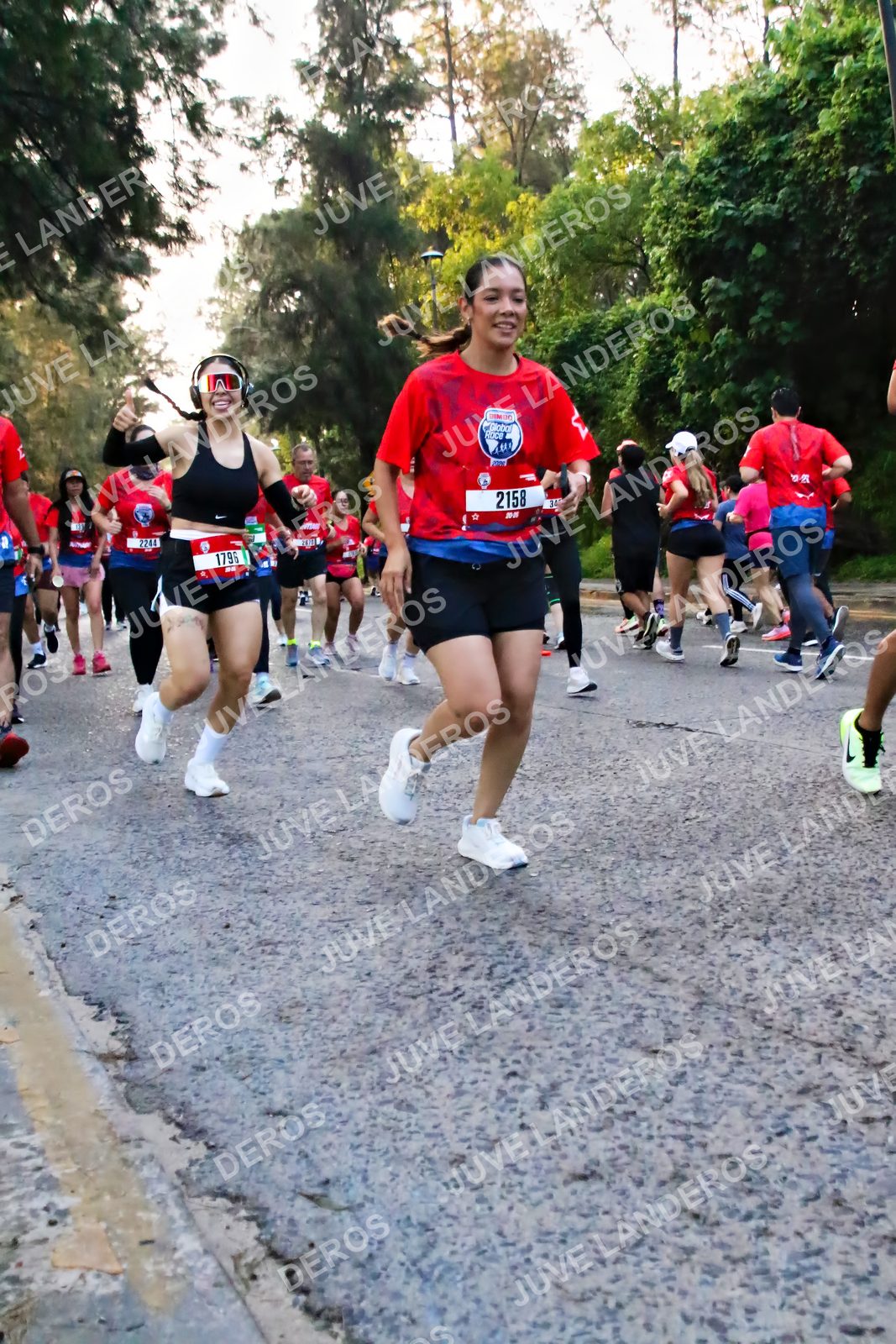 Foto de la CARRERA BIMBO GLOBAL RACE GUADALAJARA en Centro Comercial Andares, Blvd. Puerta de Hierro 4965, Zapopan a las 06:57 · dorsal 2158, 1796, 2244, 34
