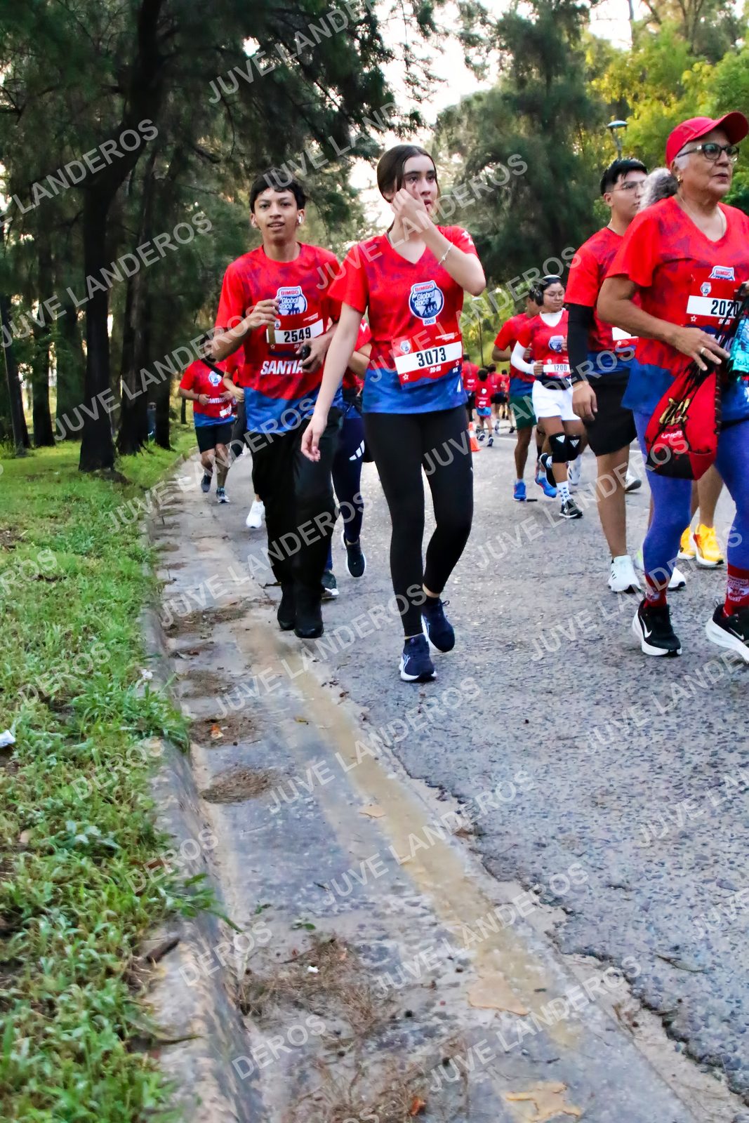 Foto de la CARRERA BIMBO GLOBAL RACE GUADALAJARA en Centro Comercial Andares, Blvd. Puerta de Hierro 4965, Zapopan a las 06:56 · dorsal 3073, 2549, 2020, 1200