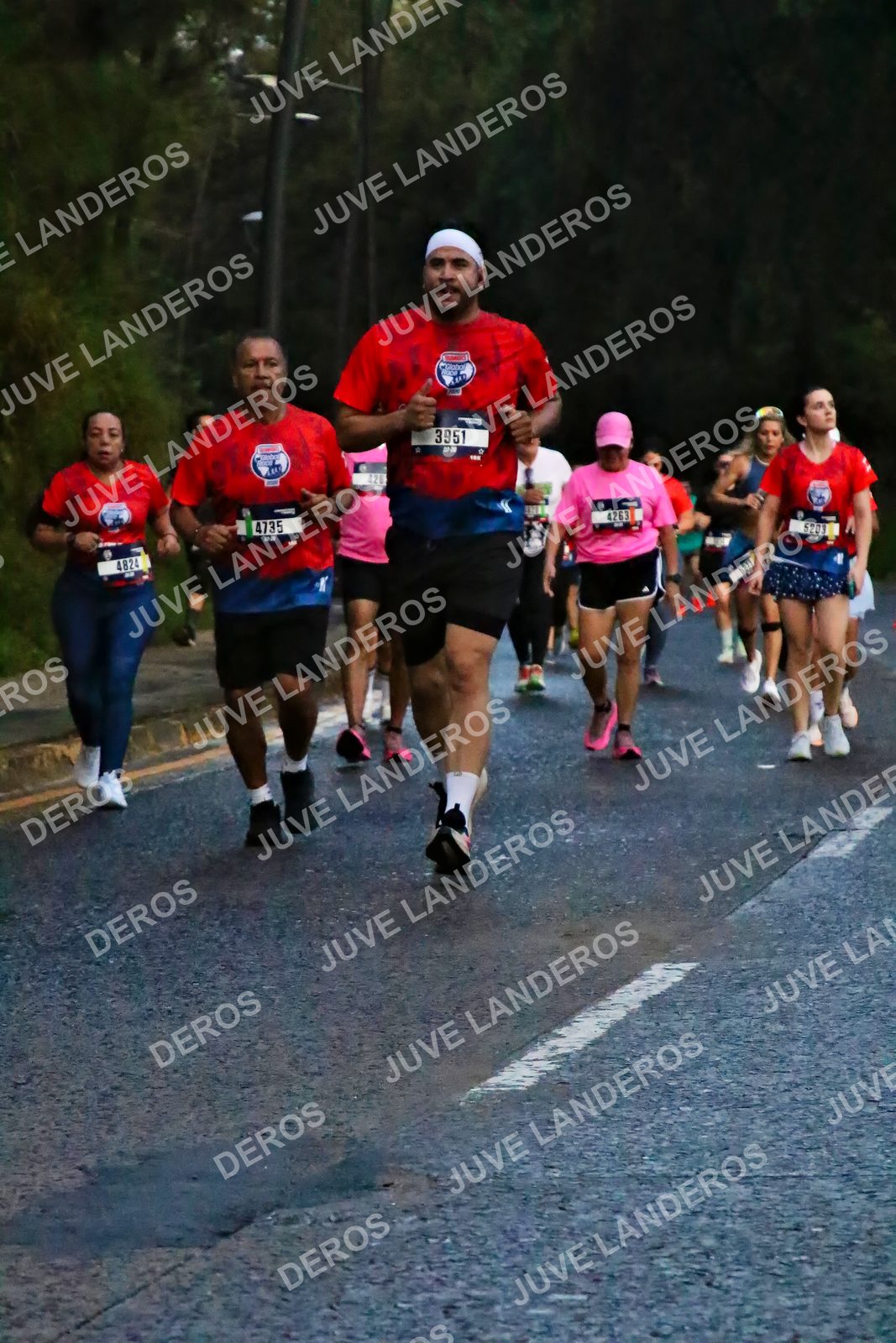 Foto de la CARRERA BIMBO GLOBAL RACE GUADALAJARA en Centro Comercial Andares, Blvd. Puerta de Hierro 4965, Zapopan a las 04:52 · dorsal 3951, 4735, 5203, 4824
